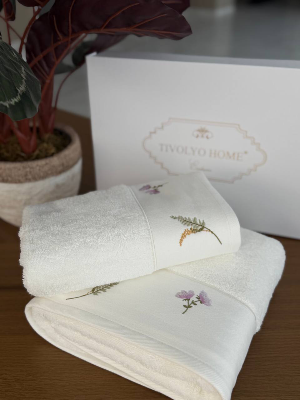 Комплект із двох рушників з вишивкою Brocade Brodery преміум бренду Tivolyo Home