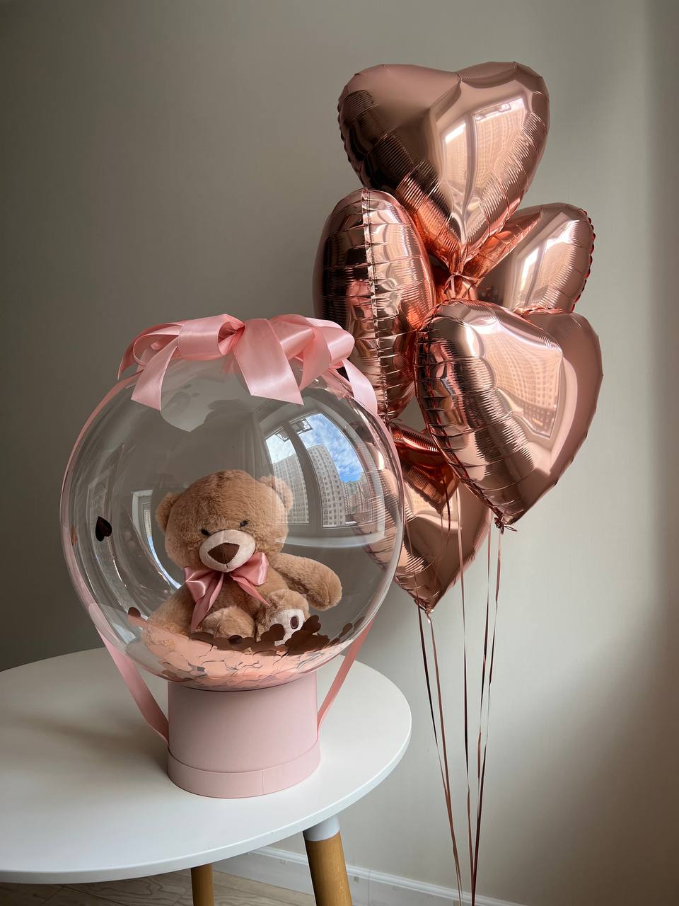 Композиція з ведмедиком у кулі пудрового кольору