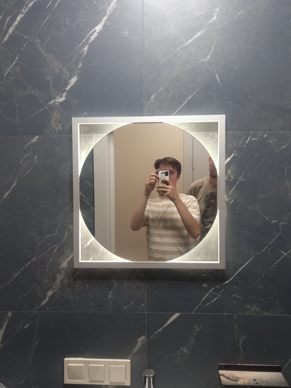 Кругле дзеркало в квадратній рамі "Dario Silver"