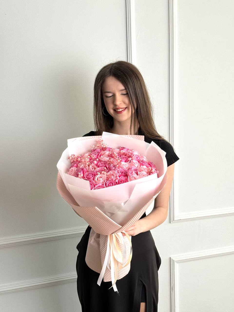 Мікс 51 рожевої троянди з блискітками та сухоцвітом🌹✨