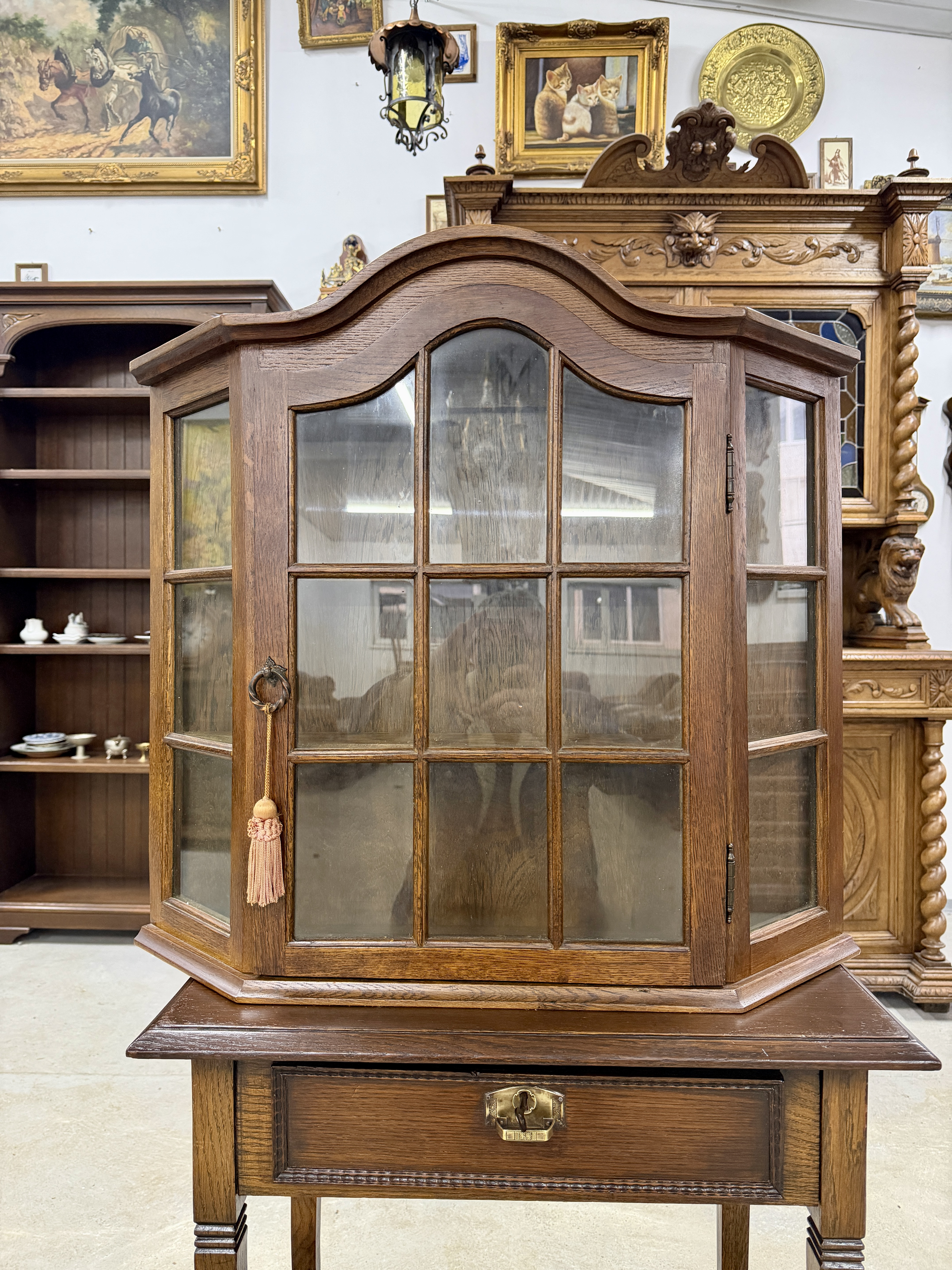 Настінна вітрина із дуба