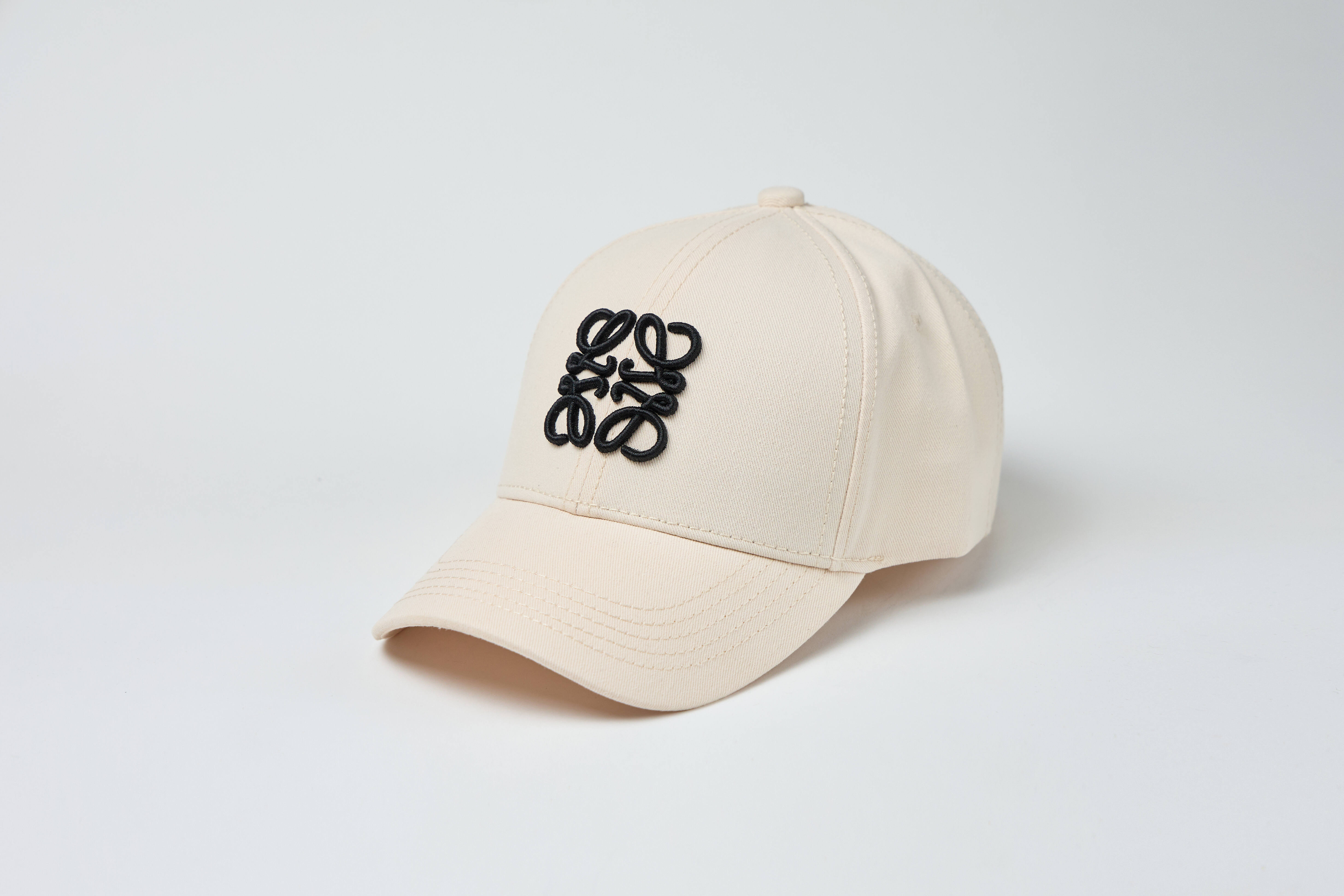 Бейсболка LOEWE Айворі Вишивка Чорна Копія