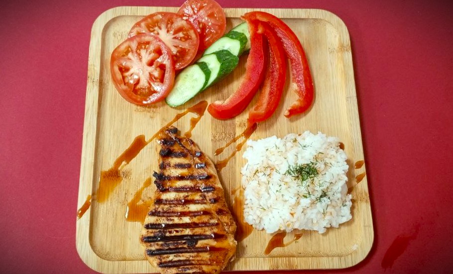 Bialy ryż z grilowanym kurczakiem