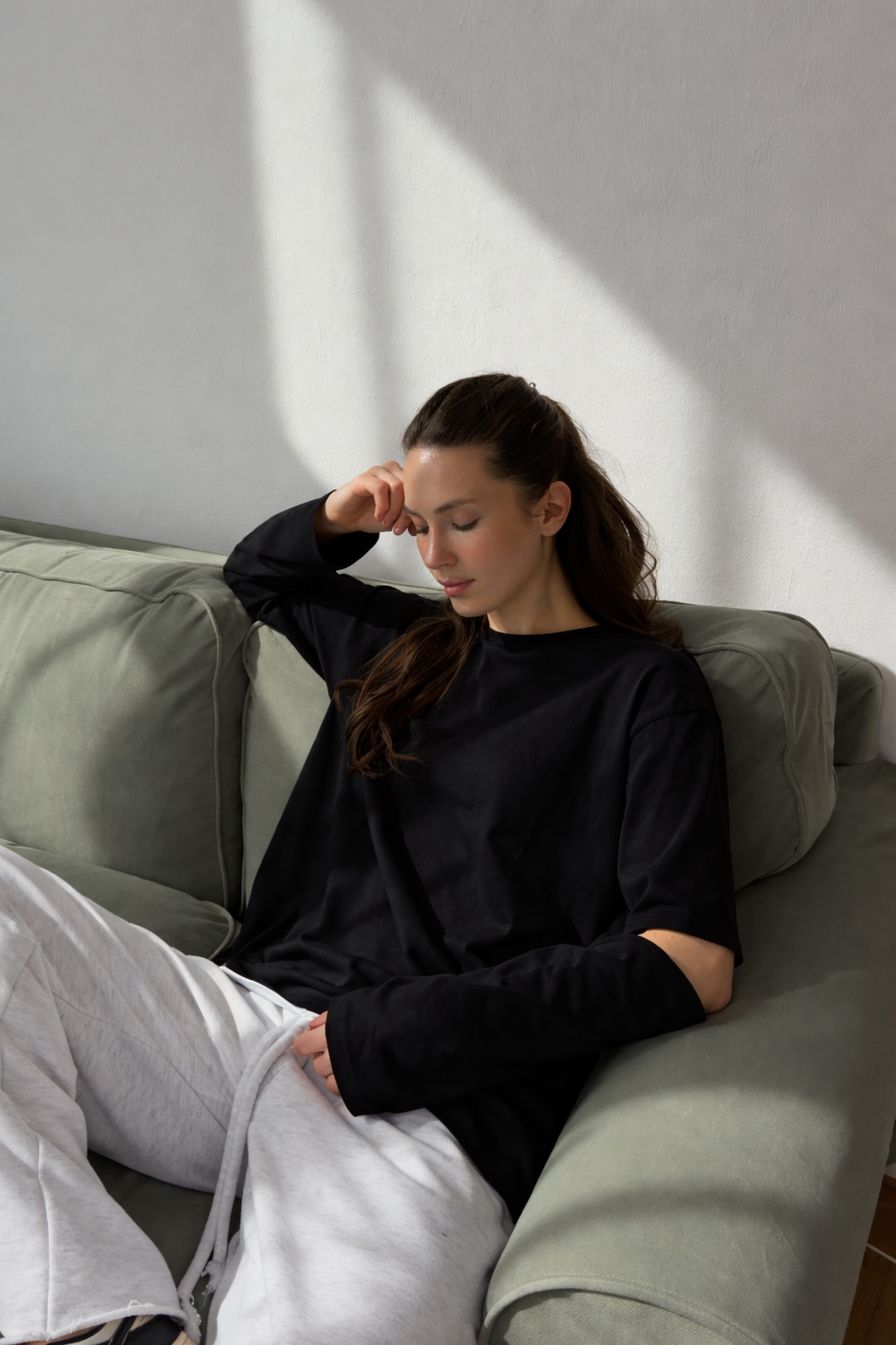 Лонг з розрізом на рукаві чорний