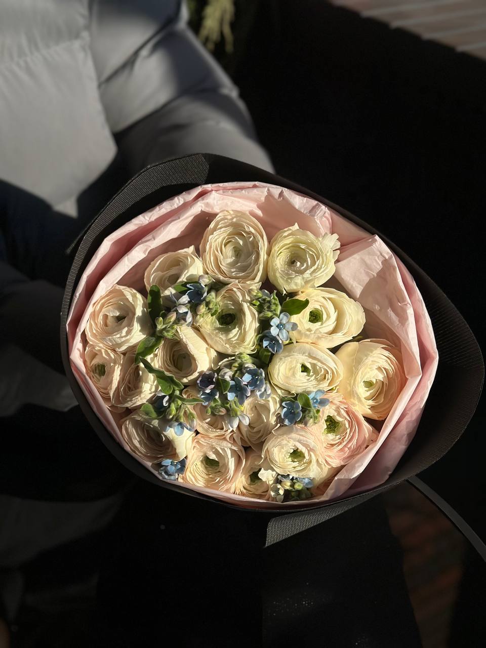 21 ранункулюс у поєднанні з оксипеталумом