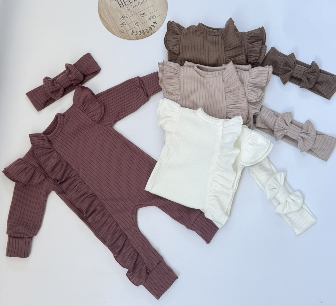 Комплект для новонародженої дівчинки : чоловічок з рюшами + пов’язка на голову