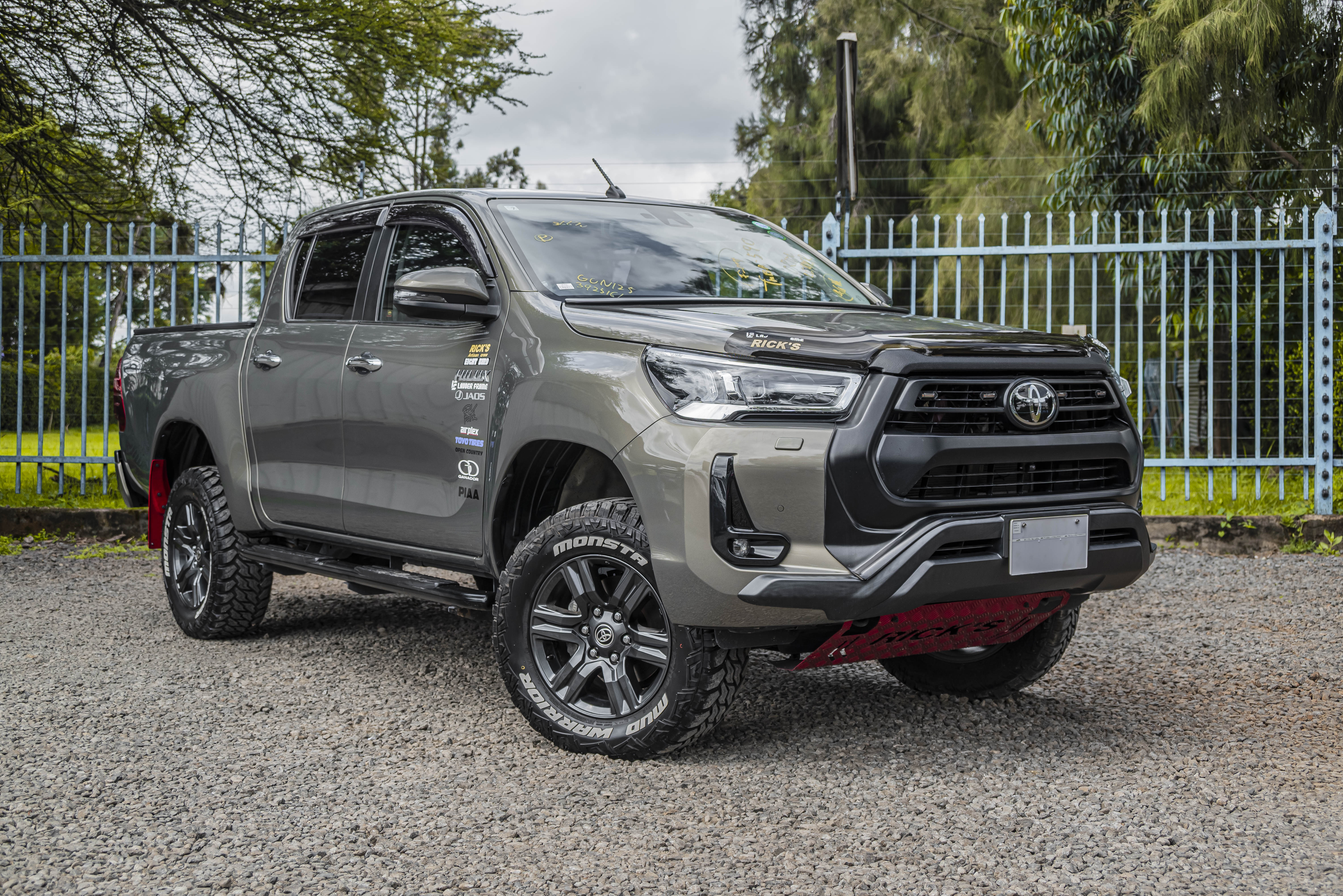 TOYOTA HILUX