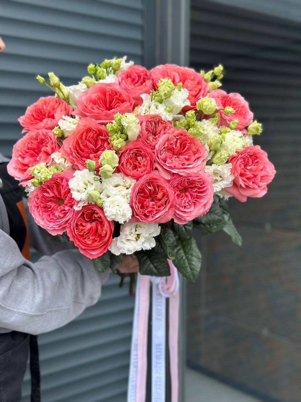 Піоновидна троянда у поєднанні з еустомою