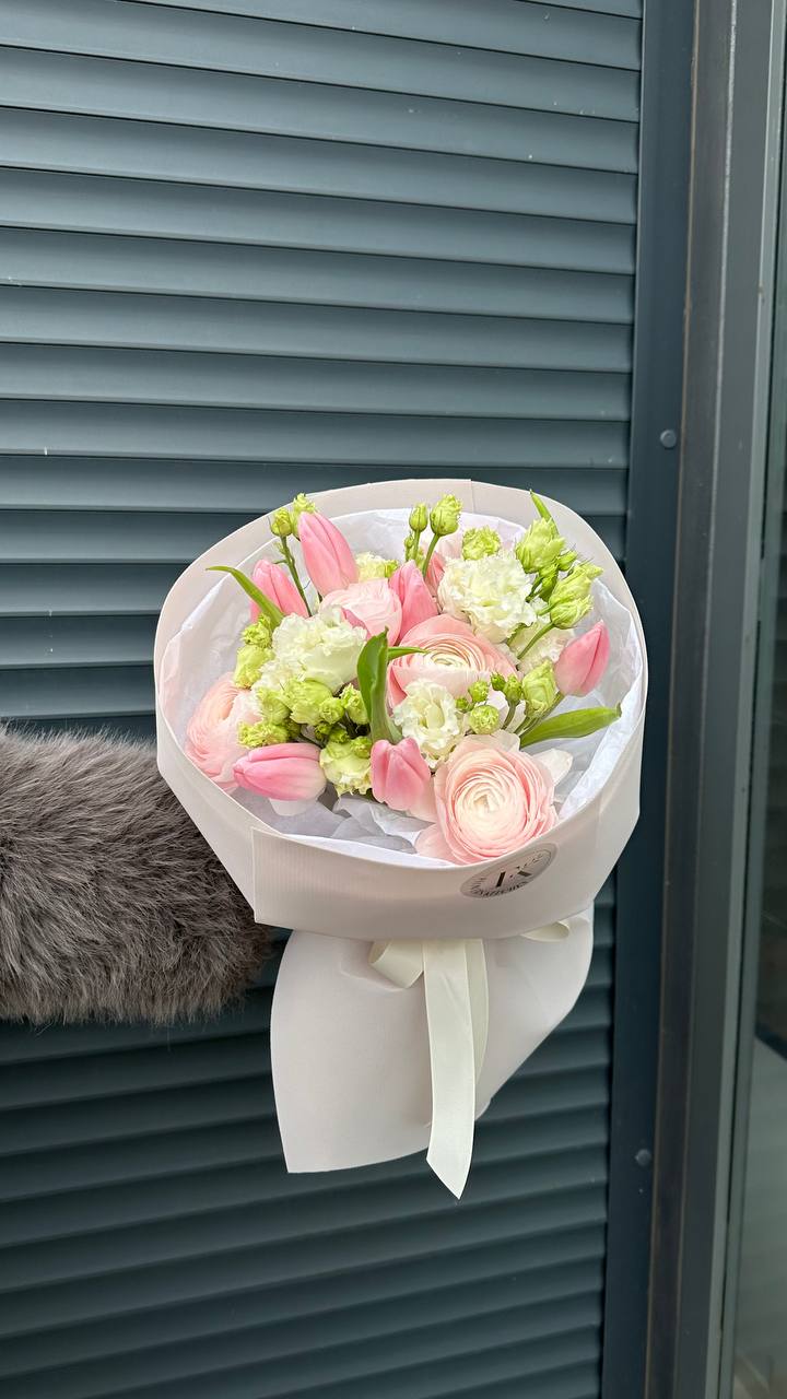 Поєднання ранункулюсів, тюльпанів та еустоми