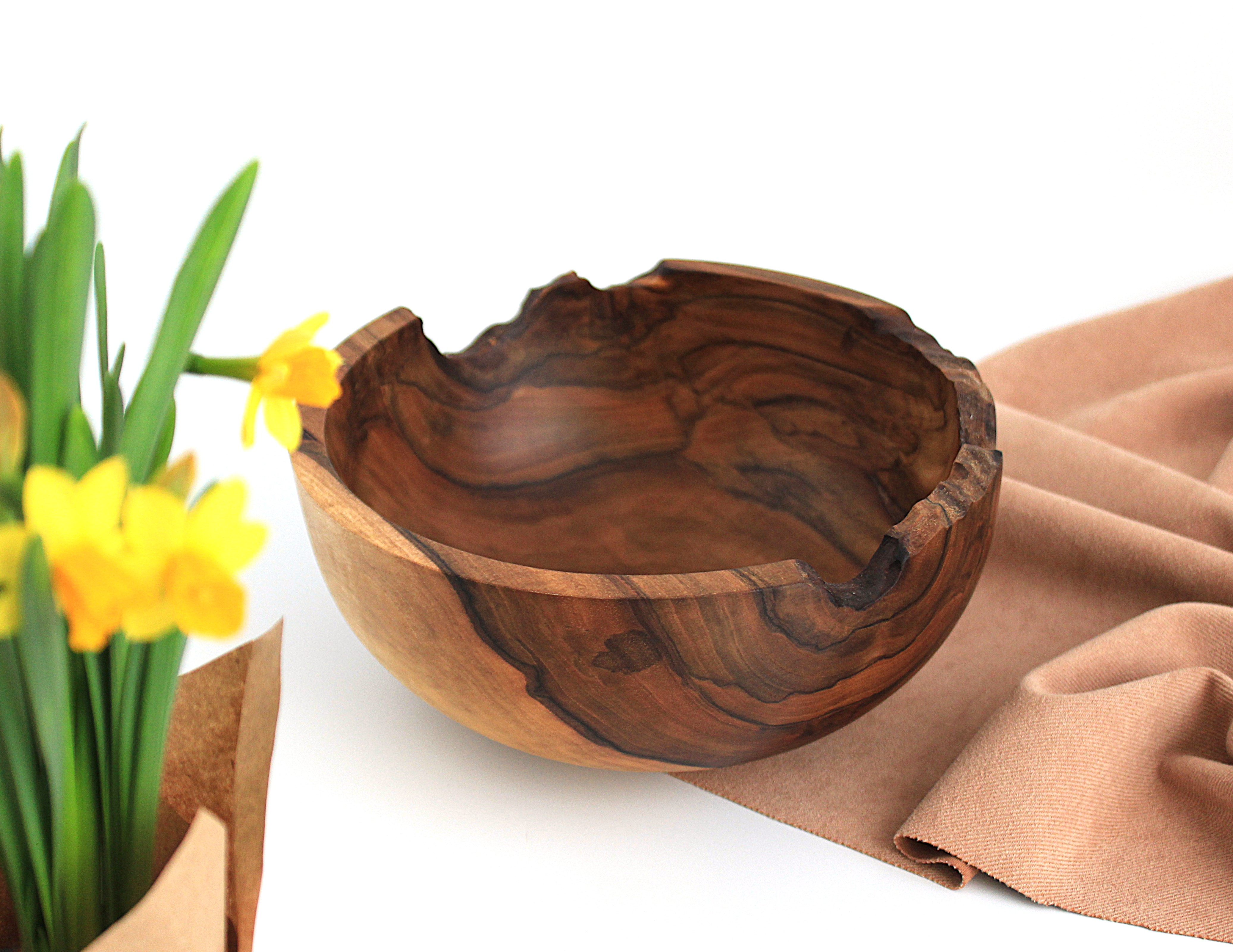 Салатник з горіха ручної роботи