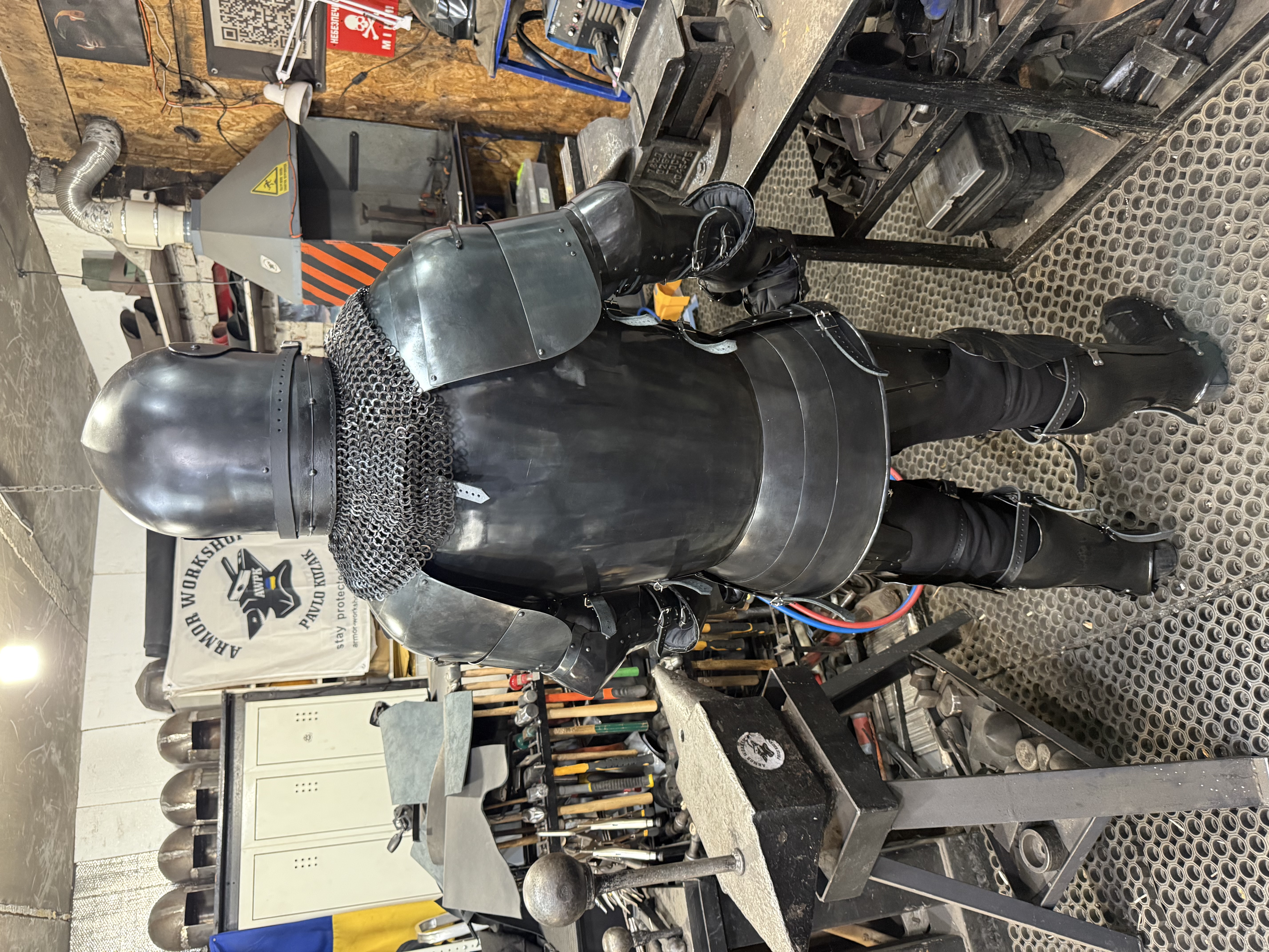 Armor shoulders “super black”