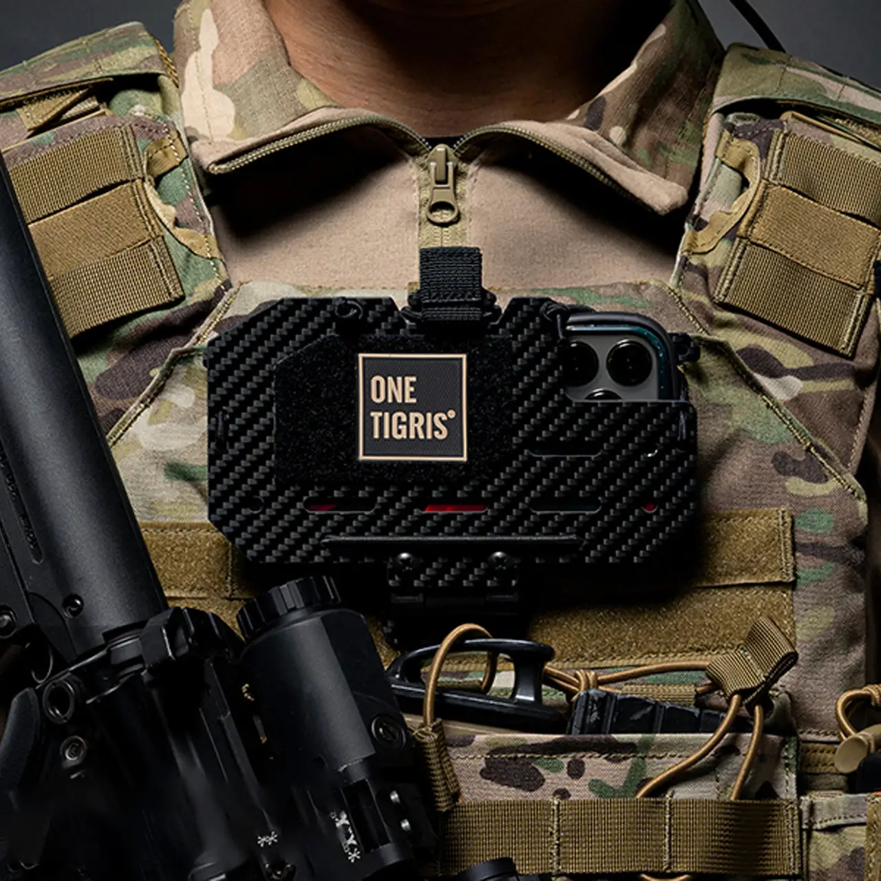 Тримач для телефону на споряджені "OneTigris Tactical Vest Phone Holder" від бренду "OneTigris".