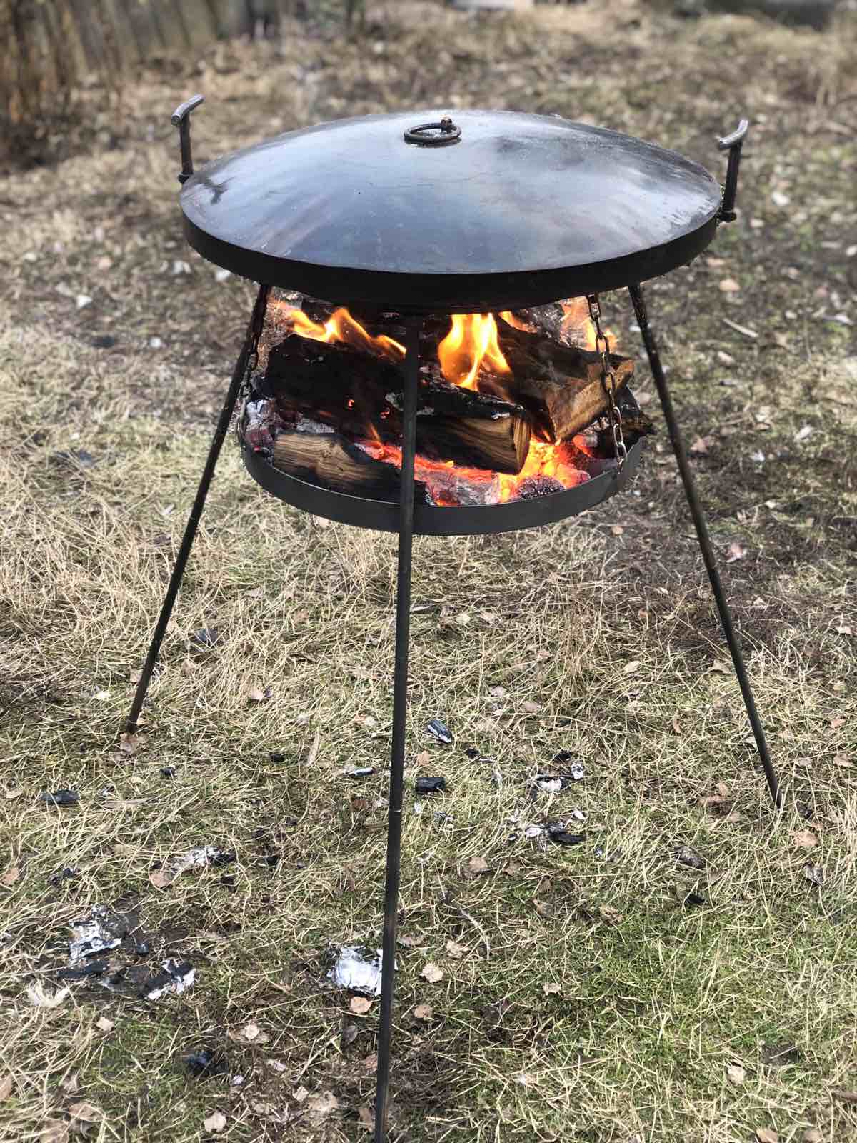 Сковорода Садж 50 см з підставкою для вогню на високих цільних ніжках з кришкою