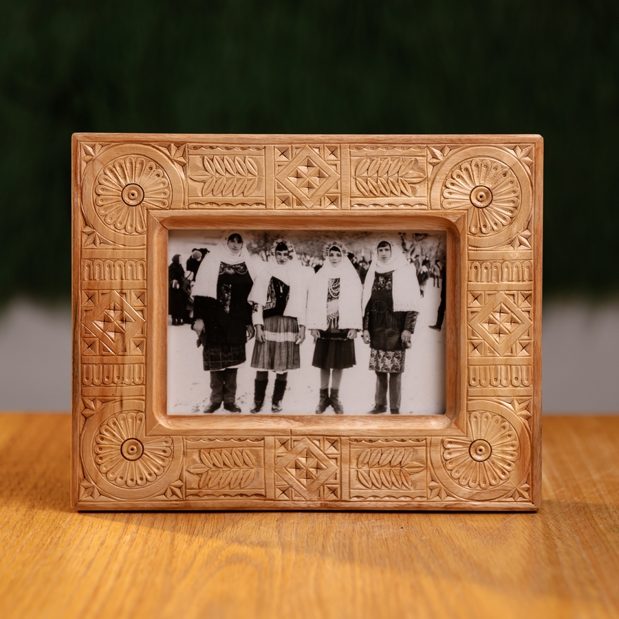 Різьблена рамка 