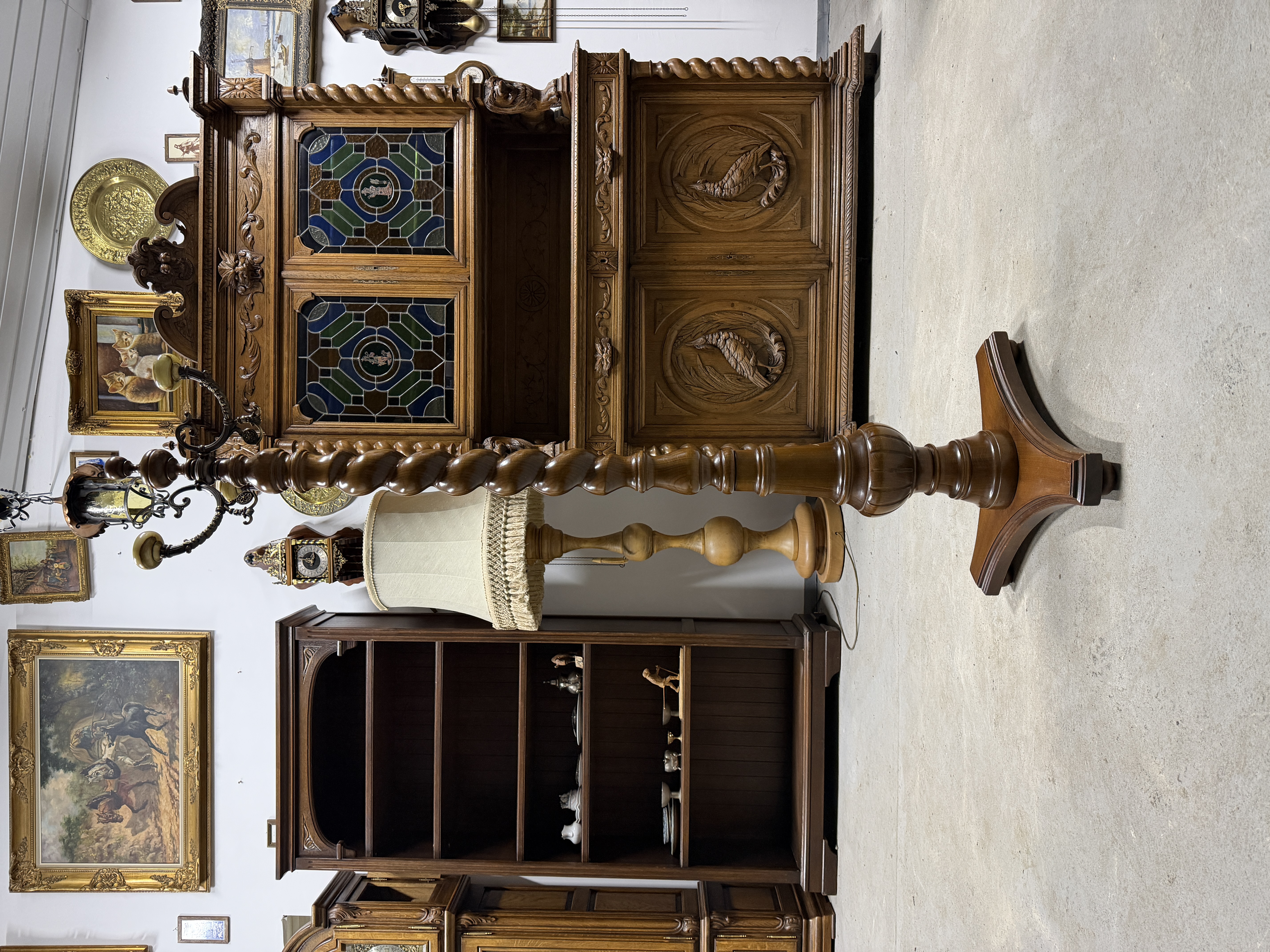 Елегантна підлогова вішалка