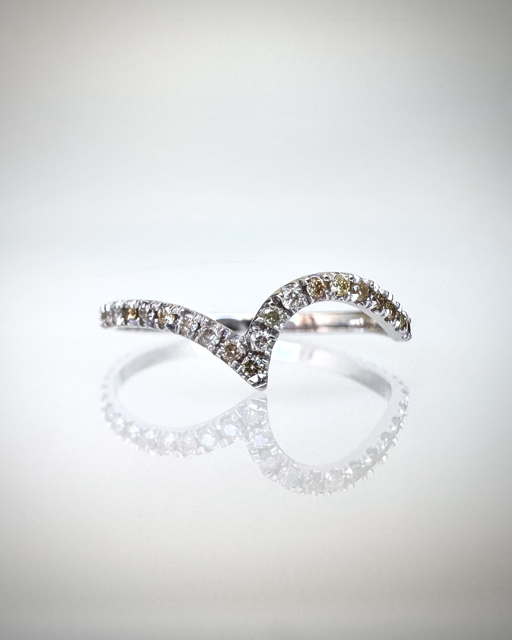 14K Chevron timanttisormus 0,38 ct | Luonnontimantit | Valkokulta