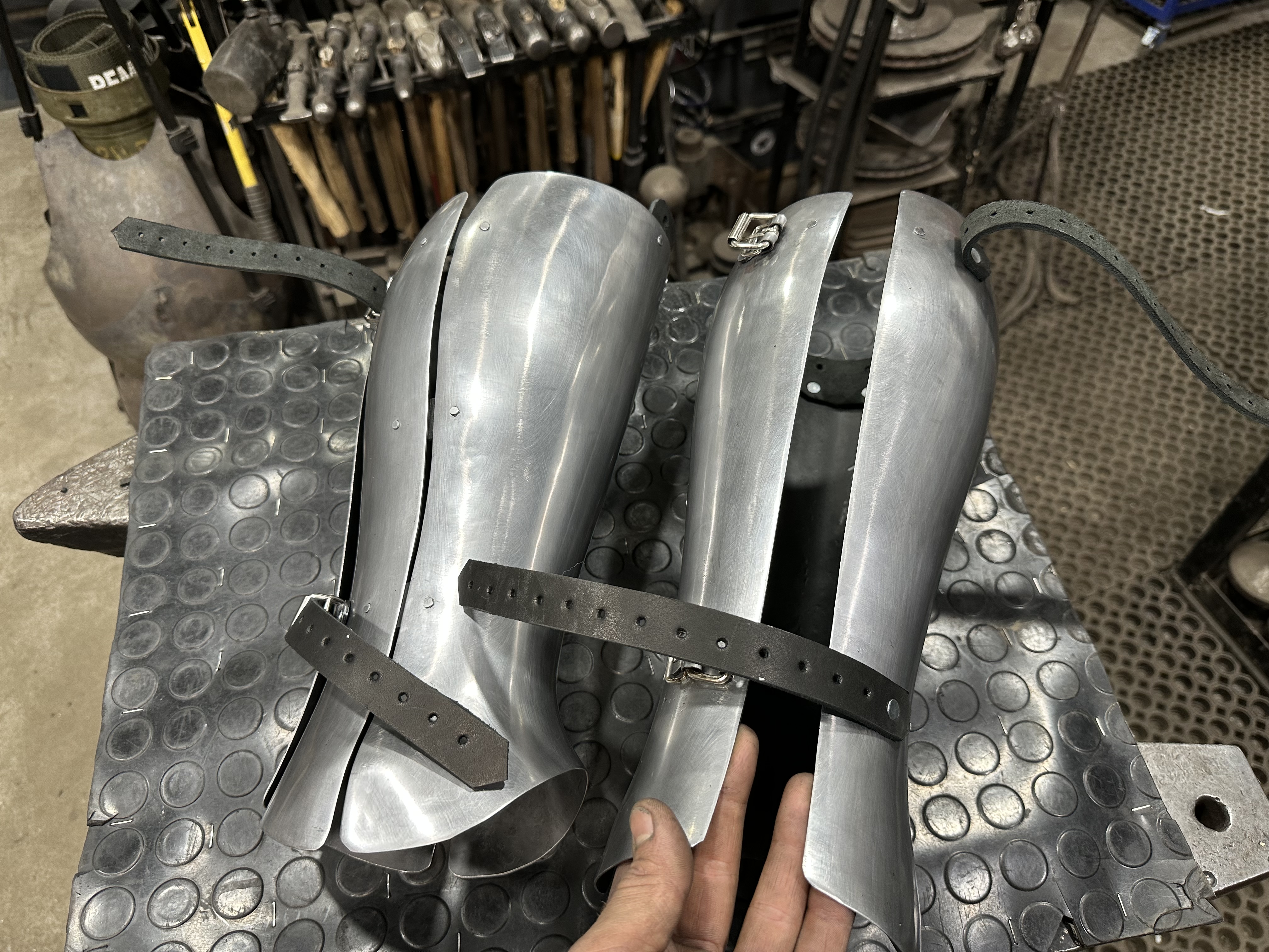 Legs greaves three segmented