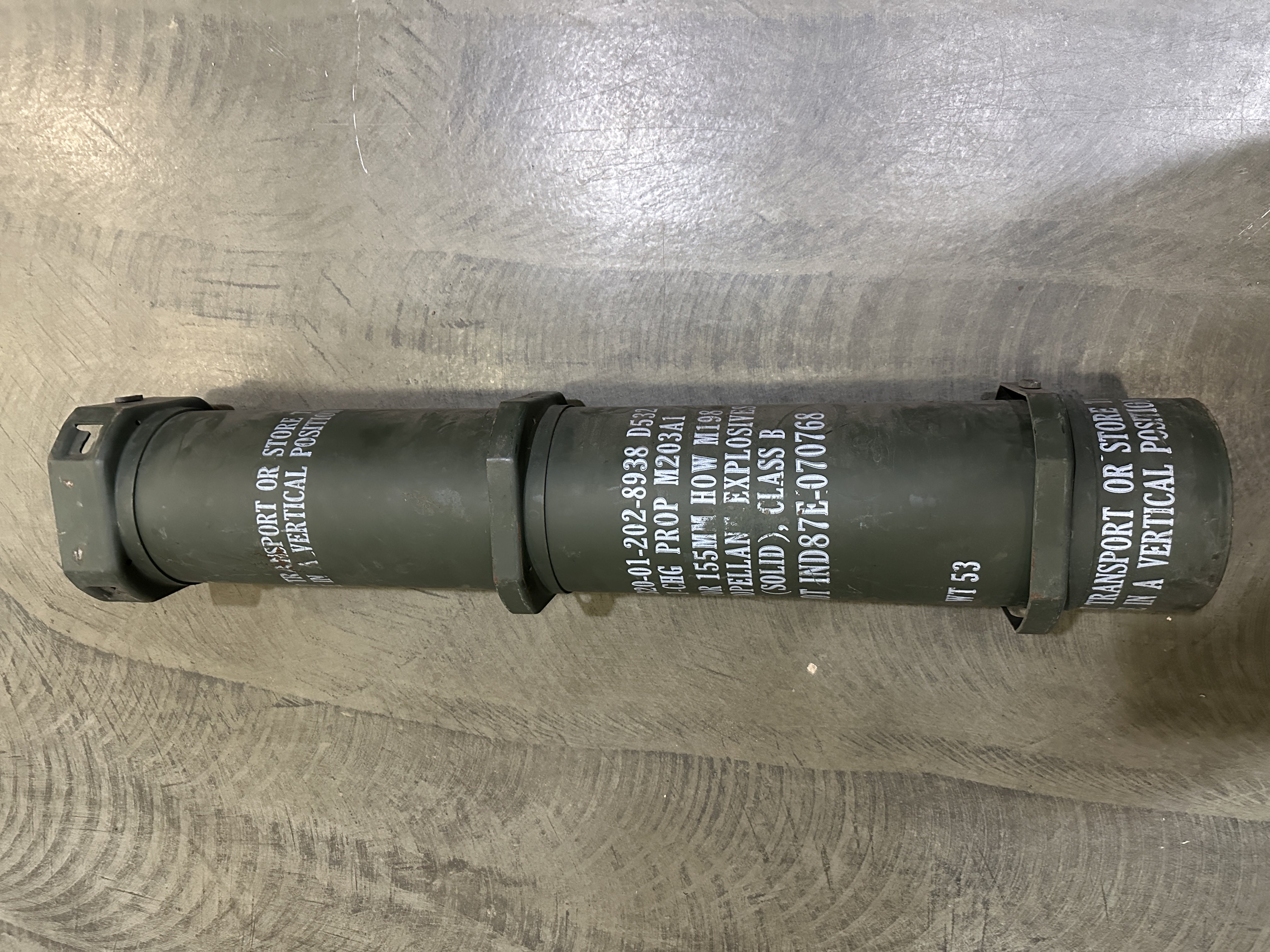 Тубус порохового заряду 155 мм для гаубиці M777 — трофей з фронту