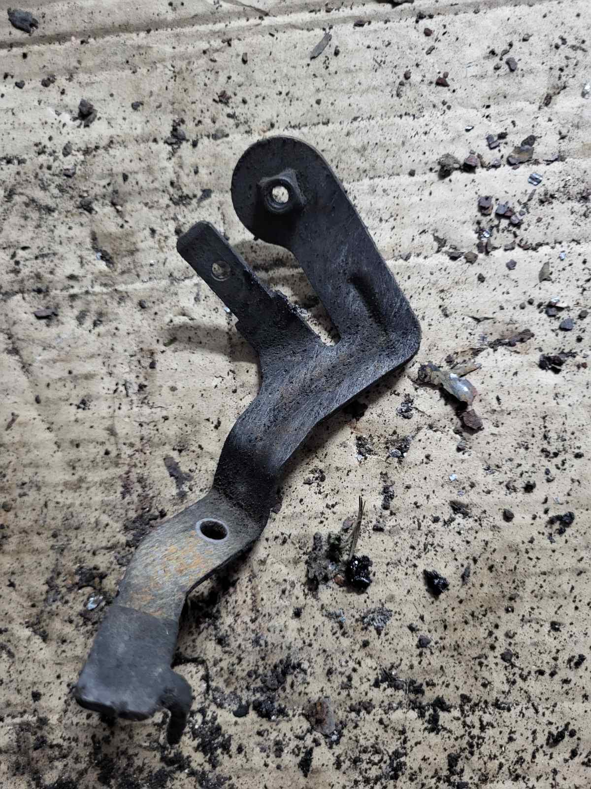 Кронштейн кріплення проводки Passat B6 2.0 BMP