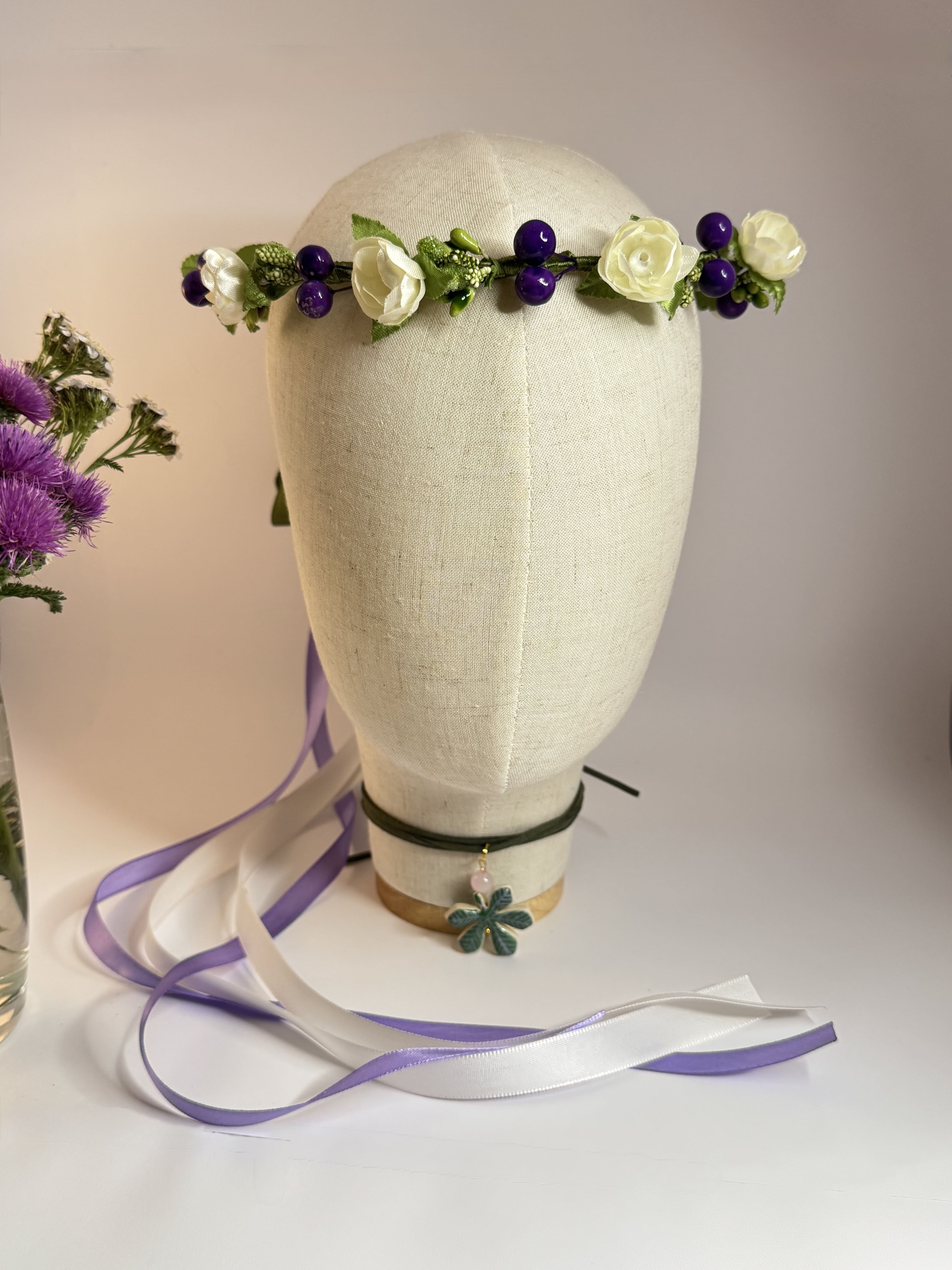 Романтична квіткова гілочка з молочних квітів і фіолетових ягідок