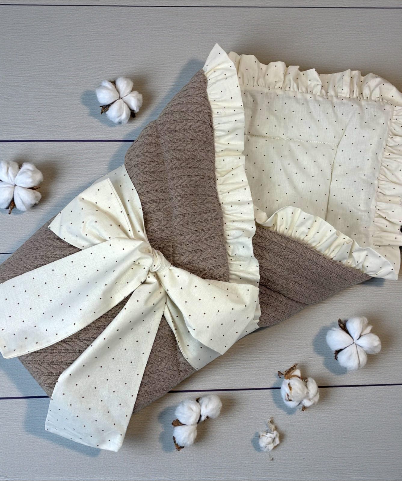 Теплий плед-конверт з бантом піке косичка 80 х 85 см Горошок коричневий