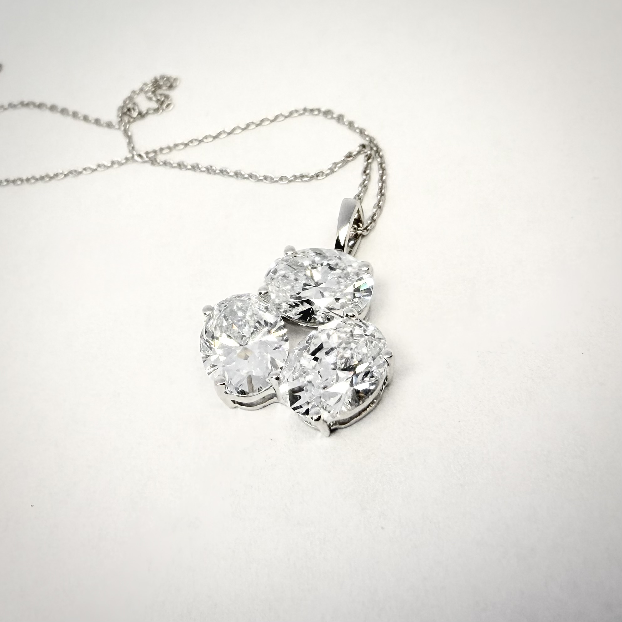 14K Valkokultainen Timanttiriipus 2,26 ct