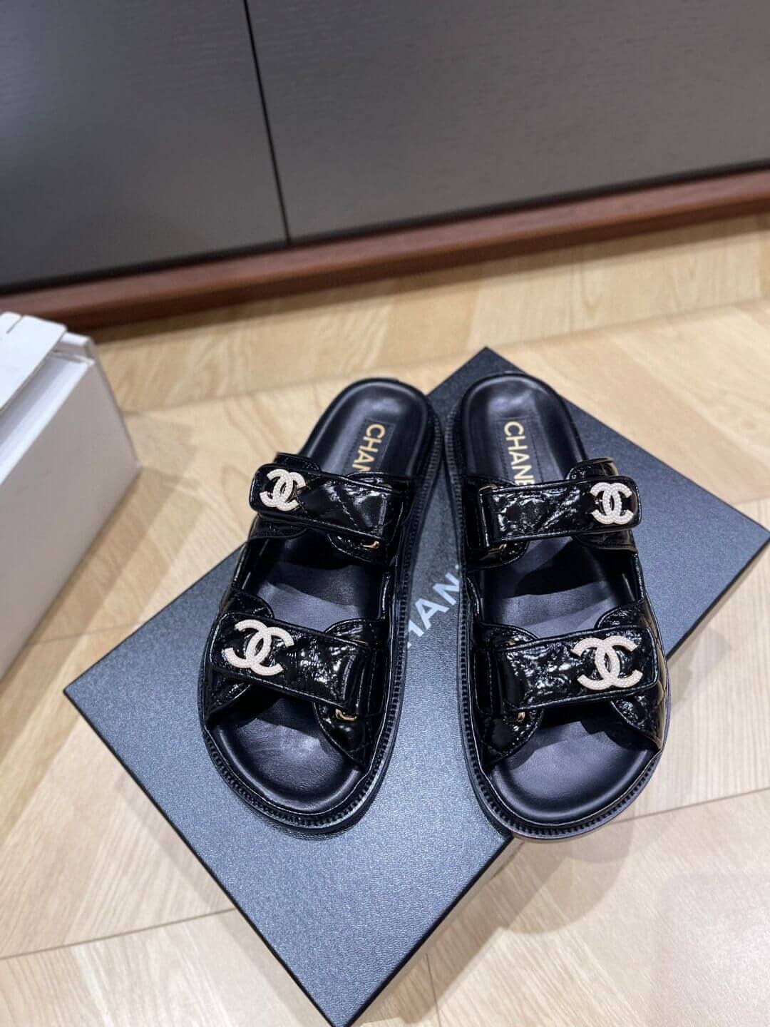 Chanel шльопанці