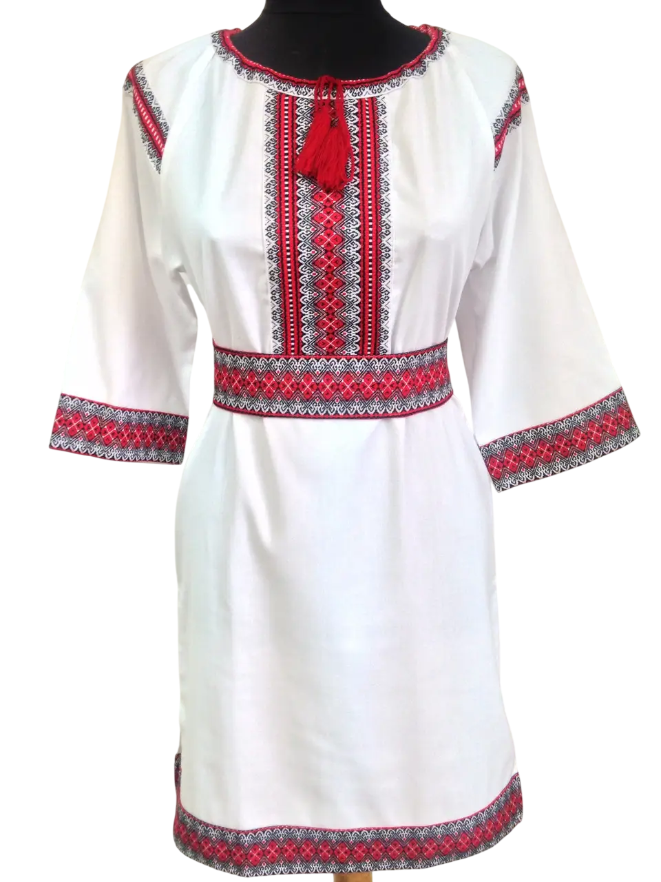 Жіноче плаття з нашитим орнаментом білий льон