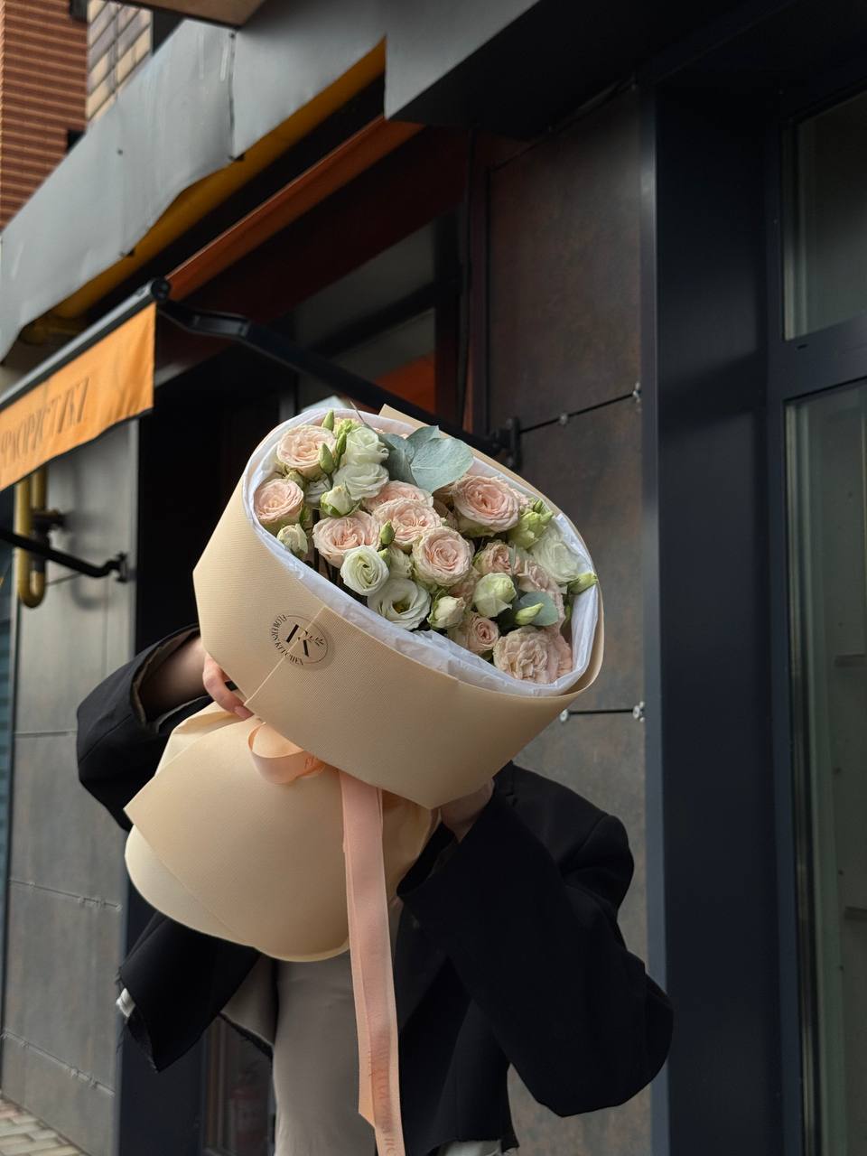 Ніжне поєднання кущової троянди з еустомою