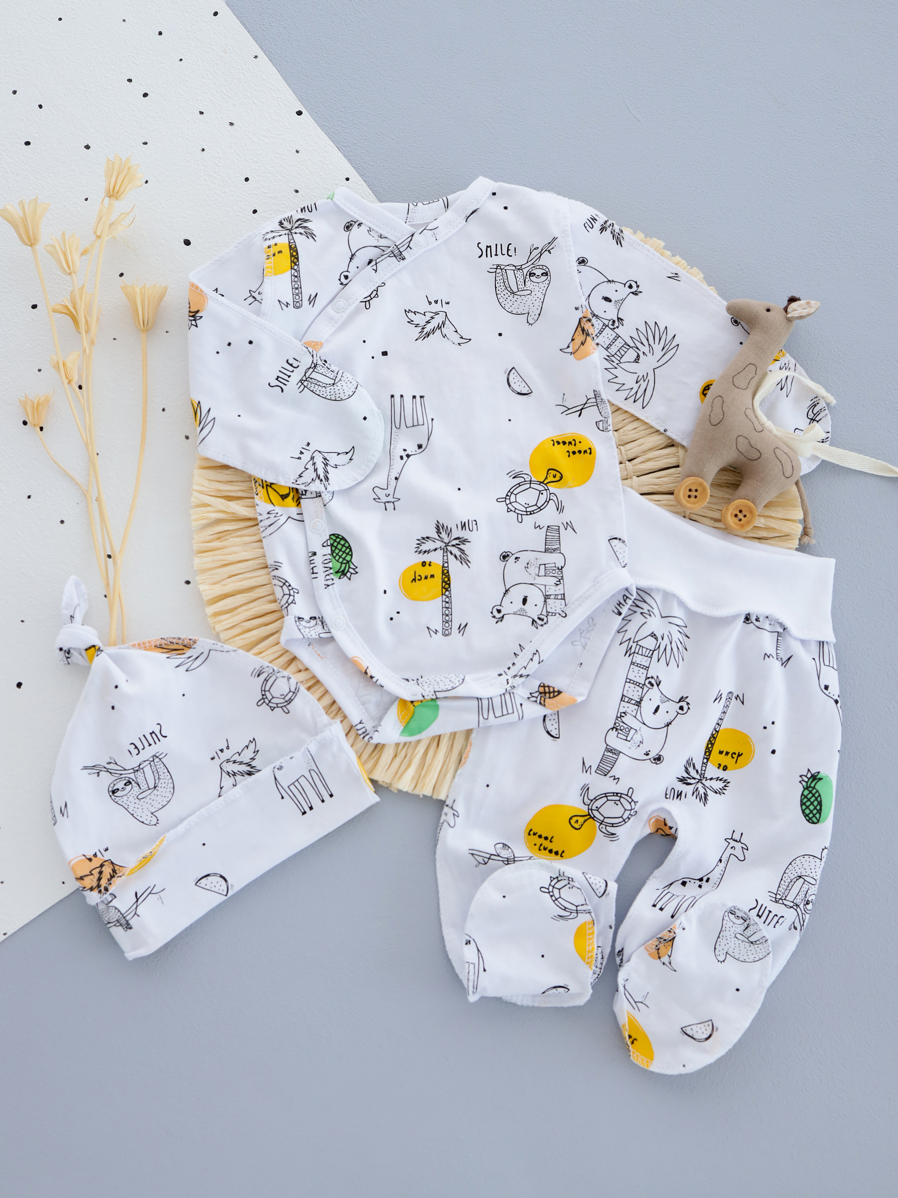 Комплект дитячий для новонароджених боді + повзунки + шапочка-вузлик  (розмір 56, 62)