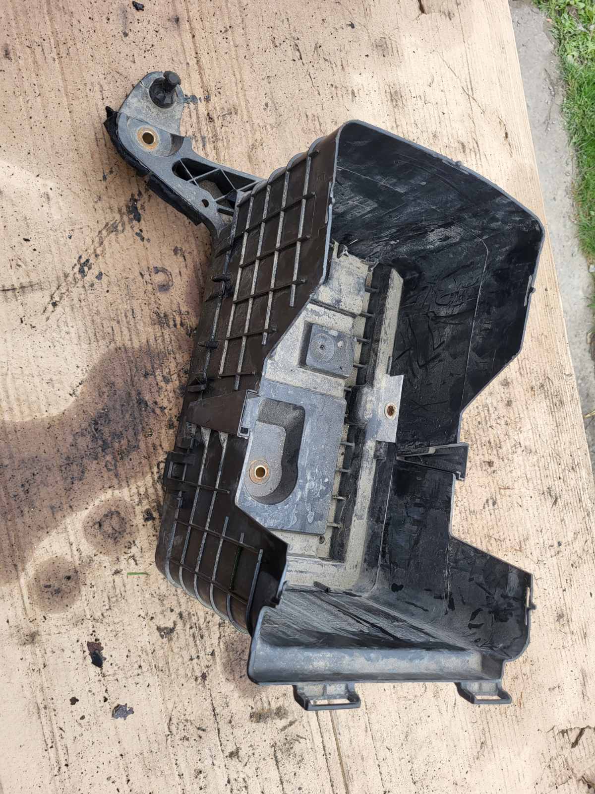 Підставка під акумулятор Passat B6