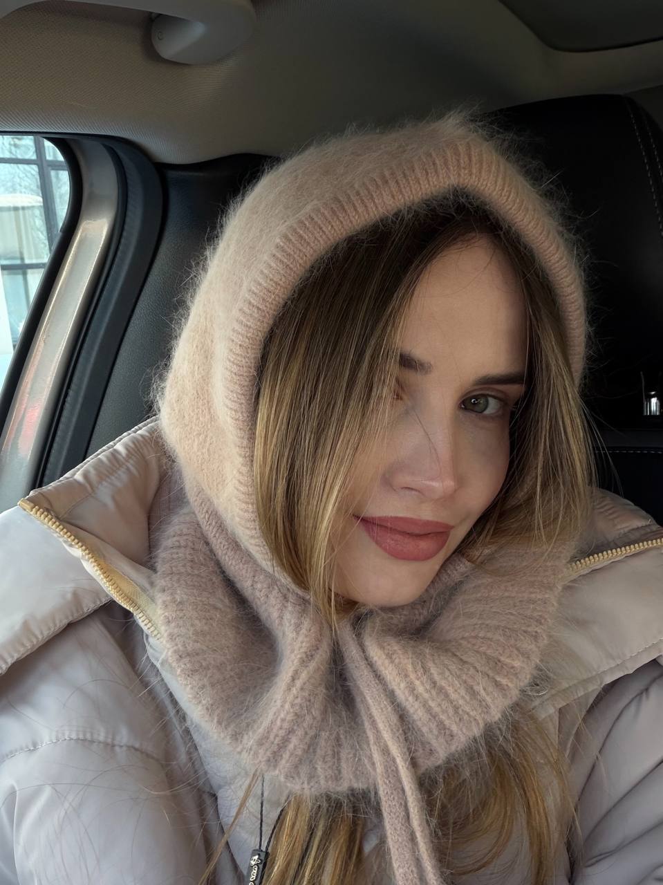 Капор з високим вмістом ангори карамельний