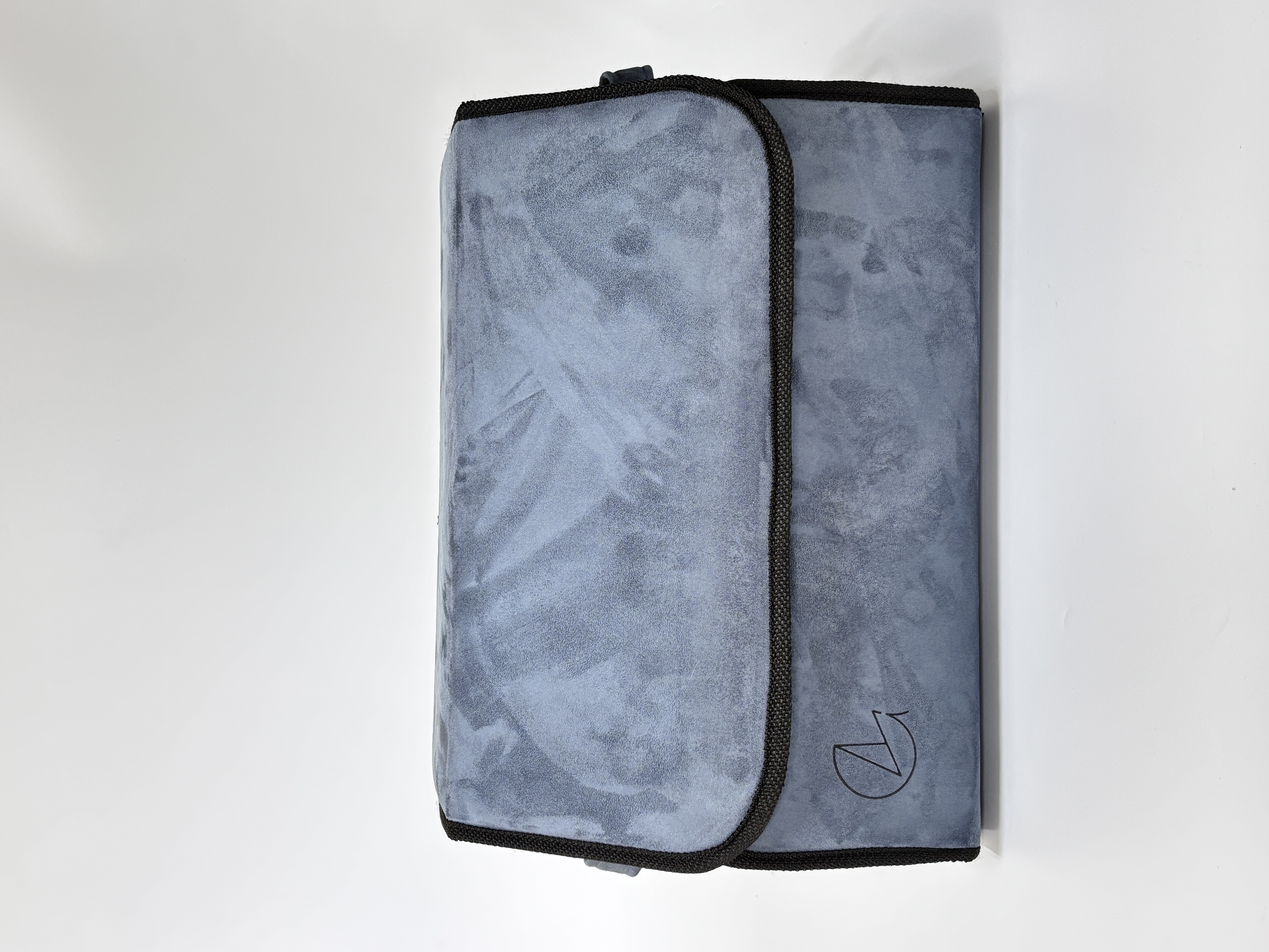 Голубий з сірим відтінком