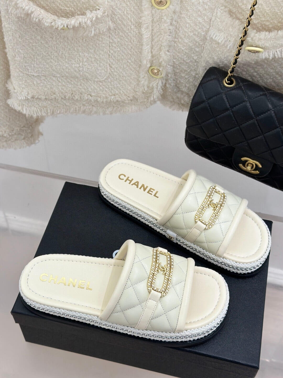 Chanel шльопанці