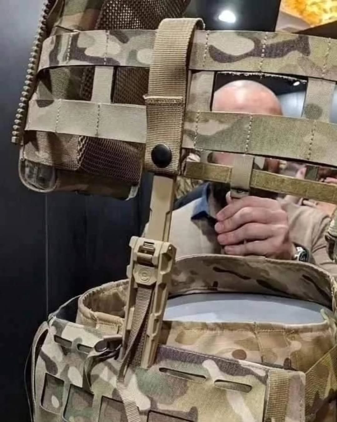 Оригінальна система структурної кінетичної підтримки та розподілення ваги бронежилету 