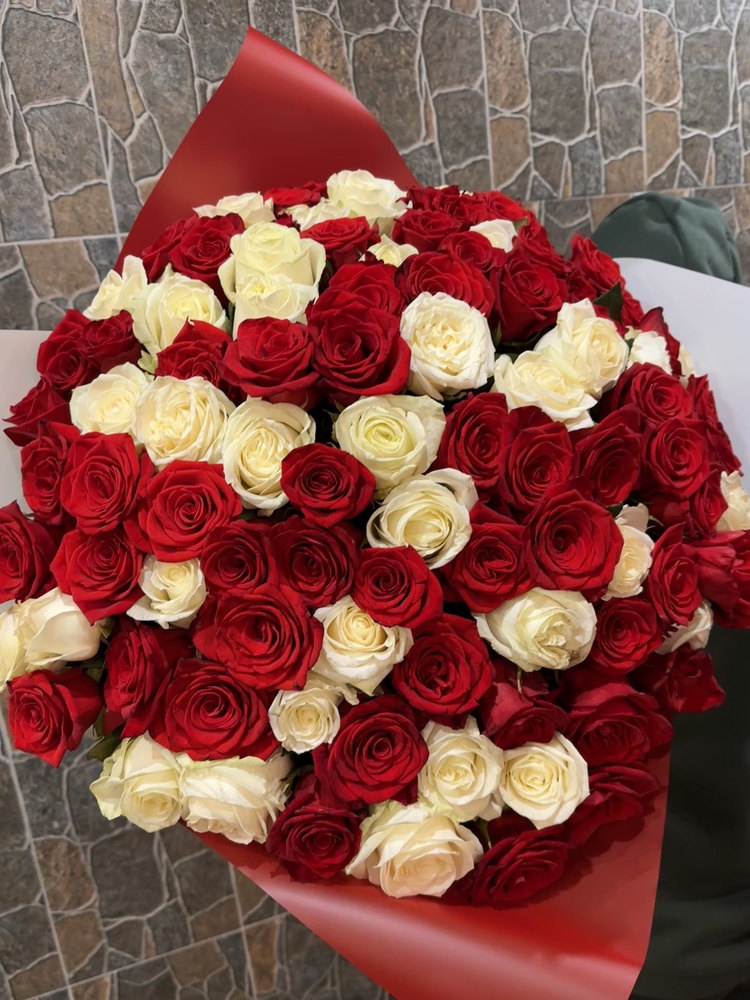 101 червона та біла троянда "Марічка"+"Аваланч"