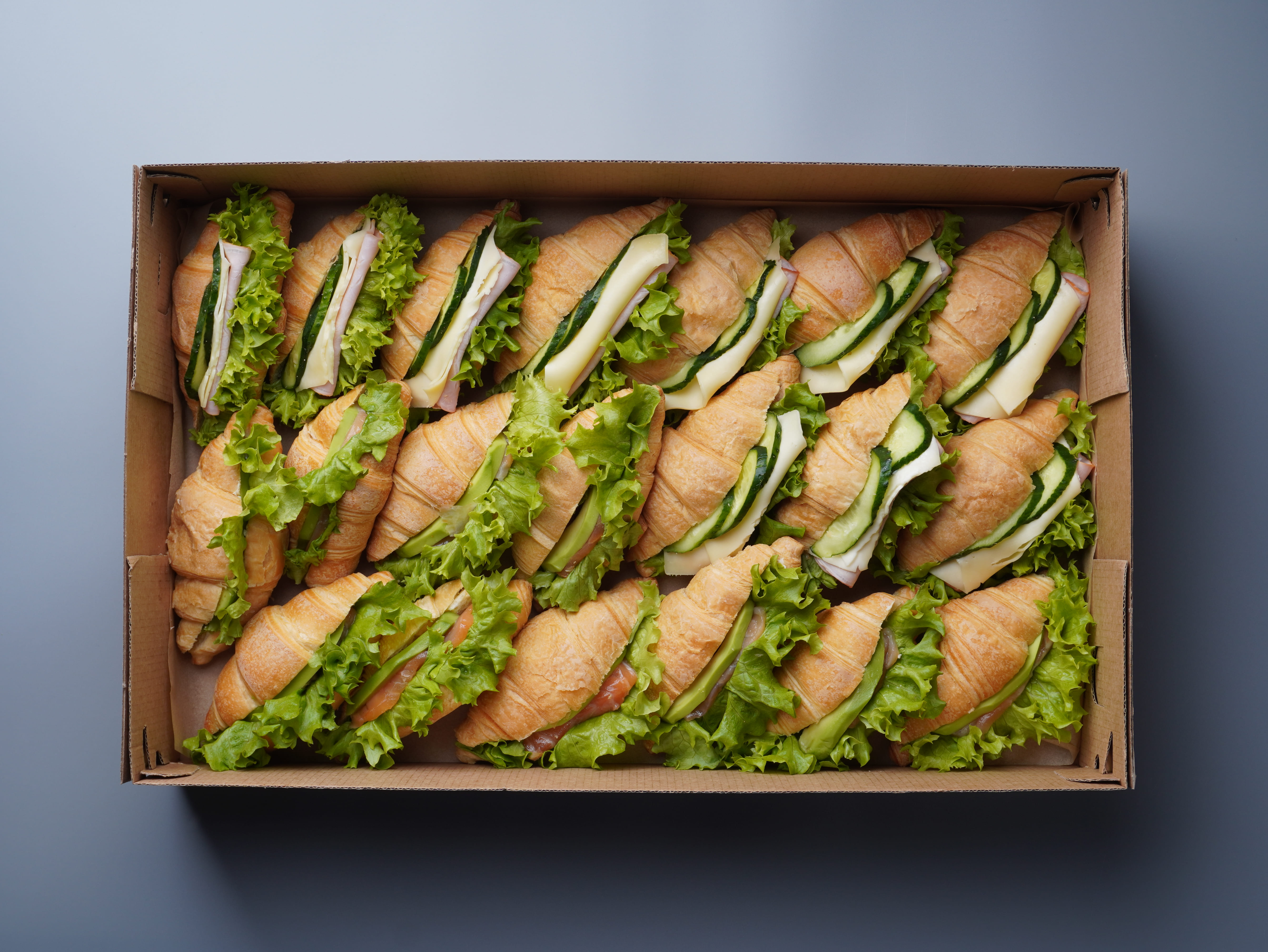 Бокс круасанів "Лосось з авокадо" і "Шинка з сиром" (20 шт.- 1260 грам)