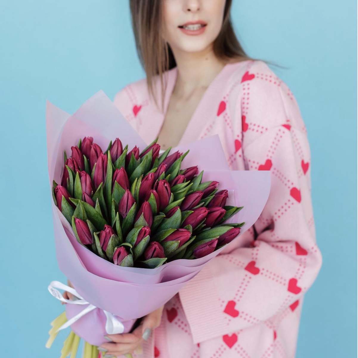 35 малинових тюльпанів