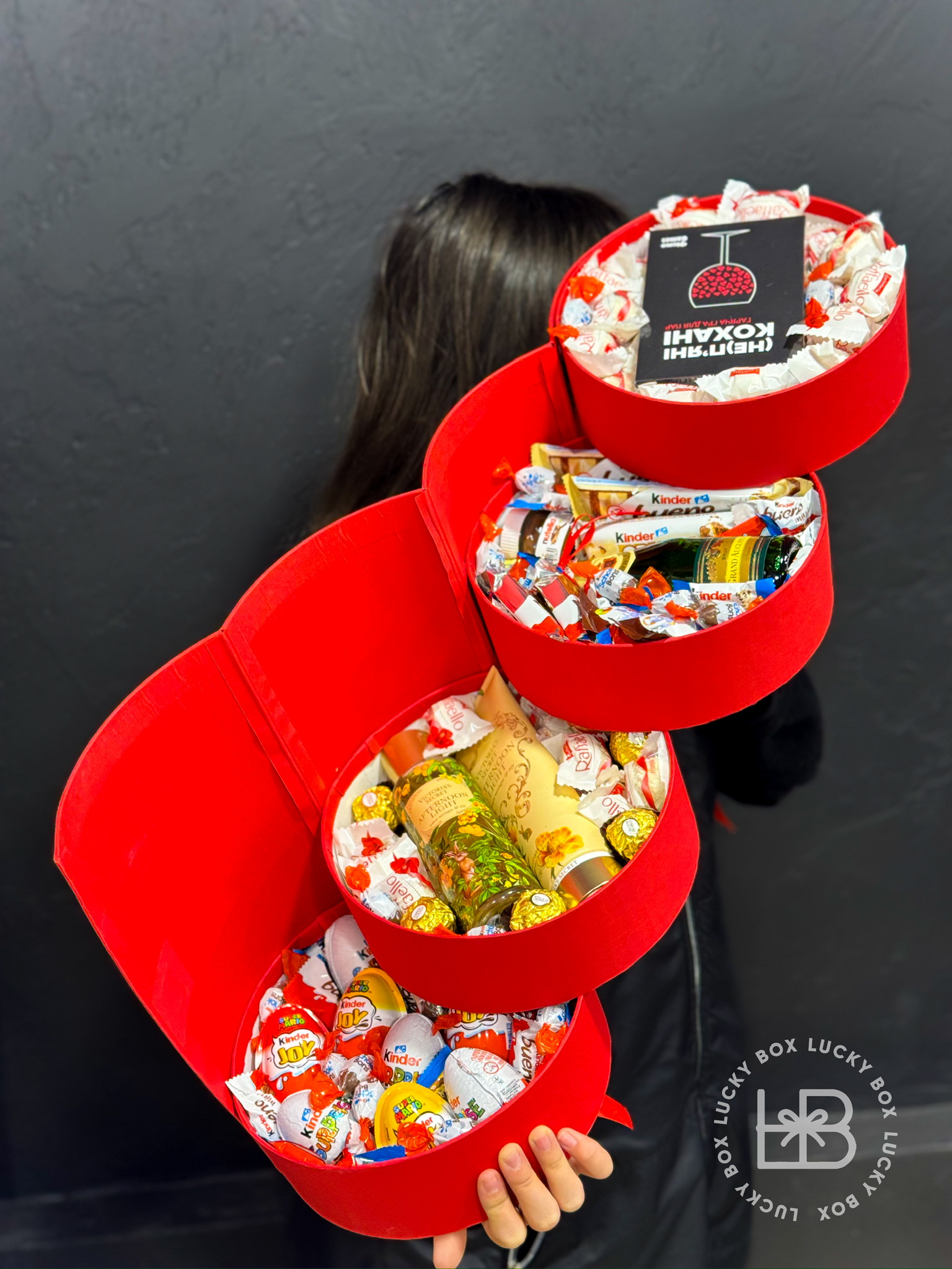 Подарунковий бокс 4 - х ярусний круг з грою та косметикою