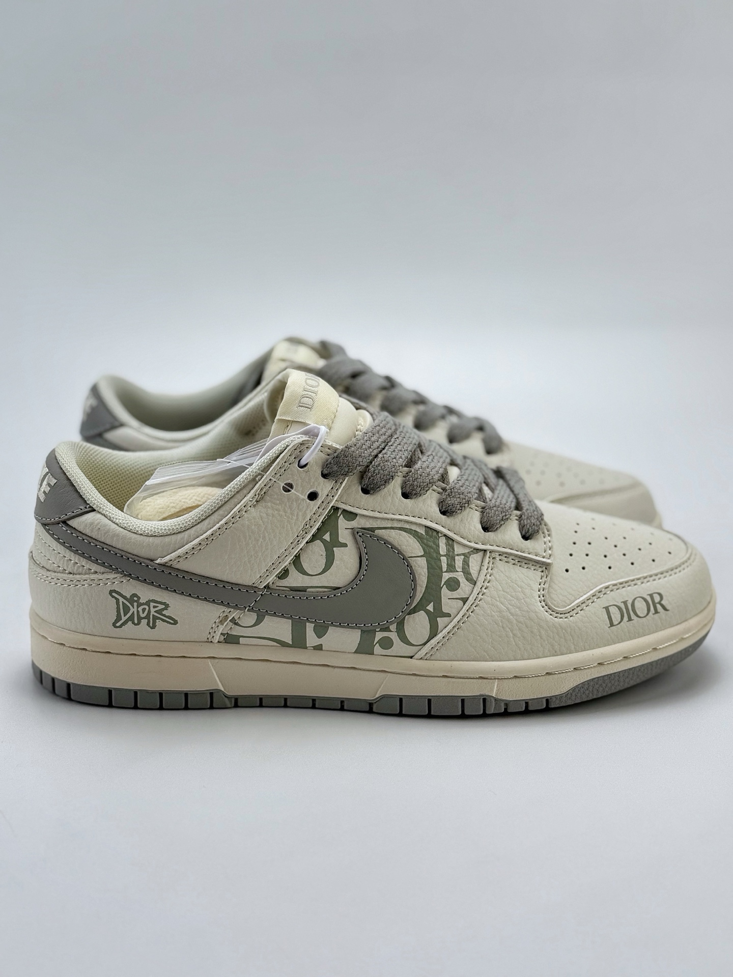 Nike SB Dunk Low x DIOR  JY6988-107