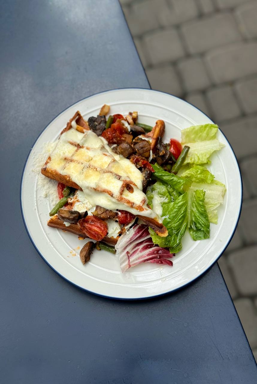 Crispy waffles with stewed vegetables