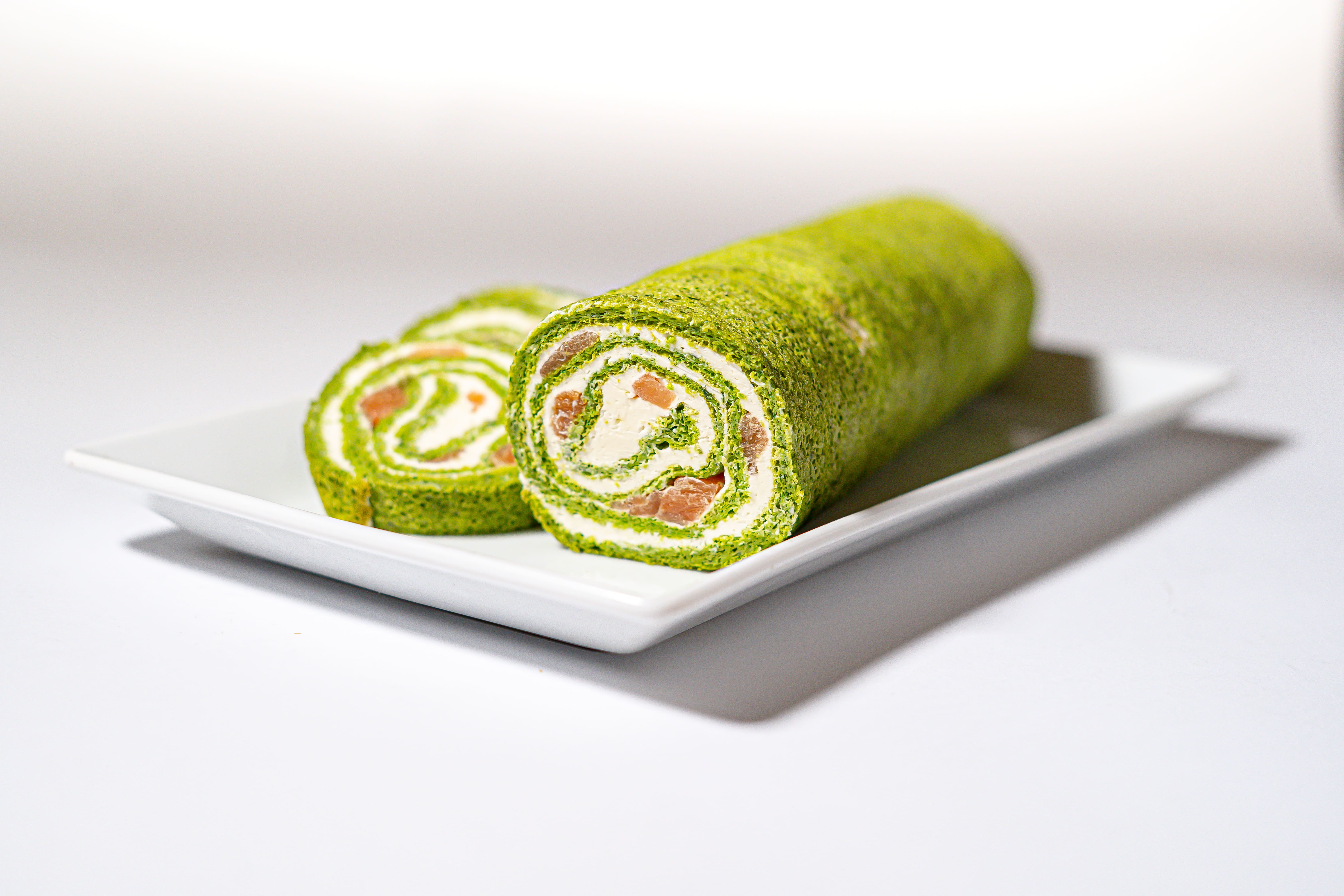 Рулет зі шпинату, з крем-сиром та лососем