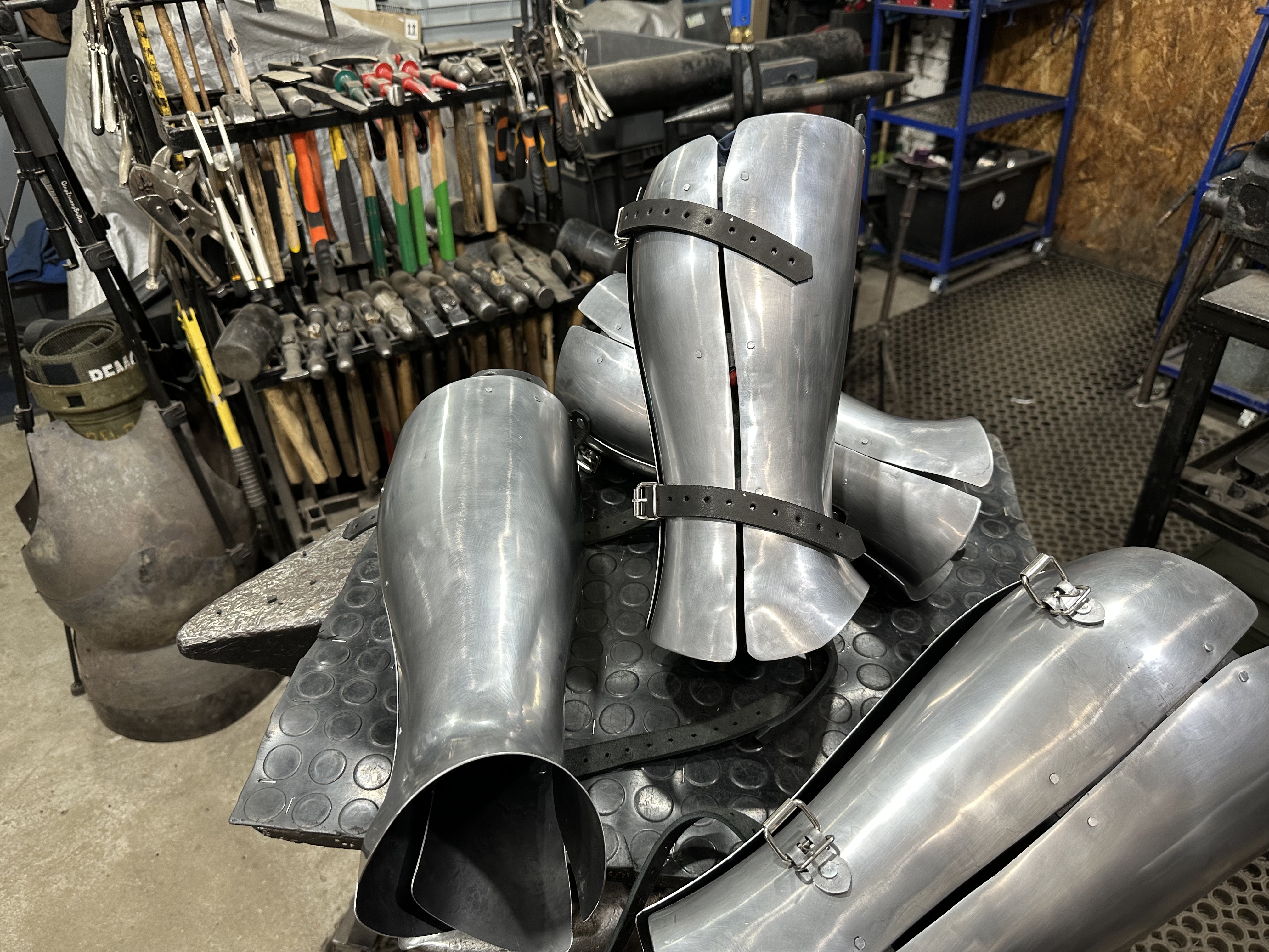 Legs greaves three segmented