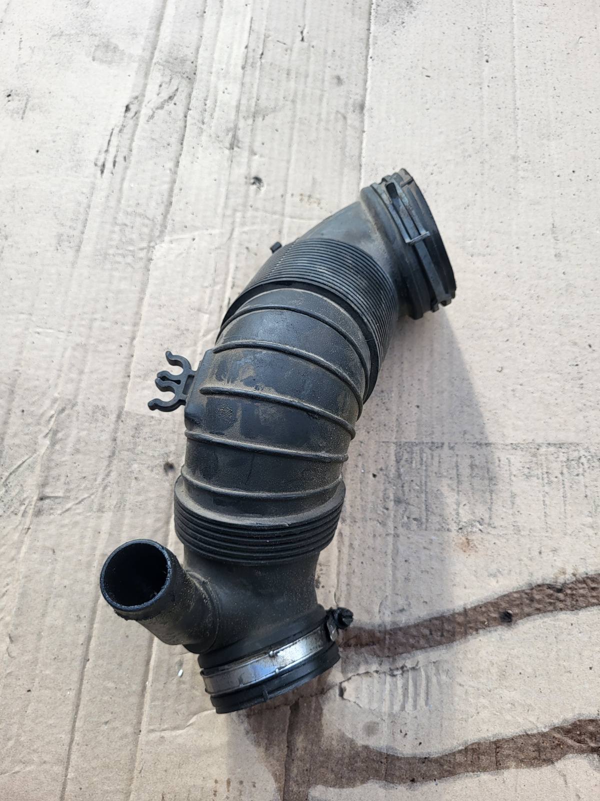 Повітряний патрубок Passat B6 2.0TDI CBAB