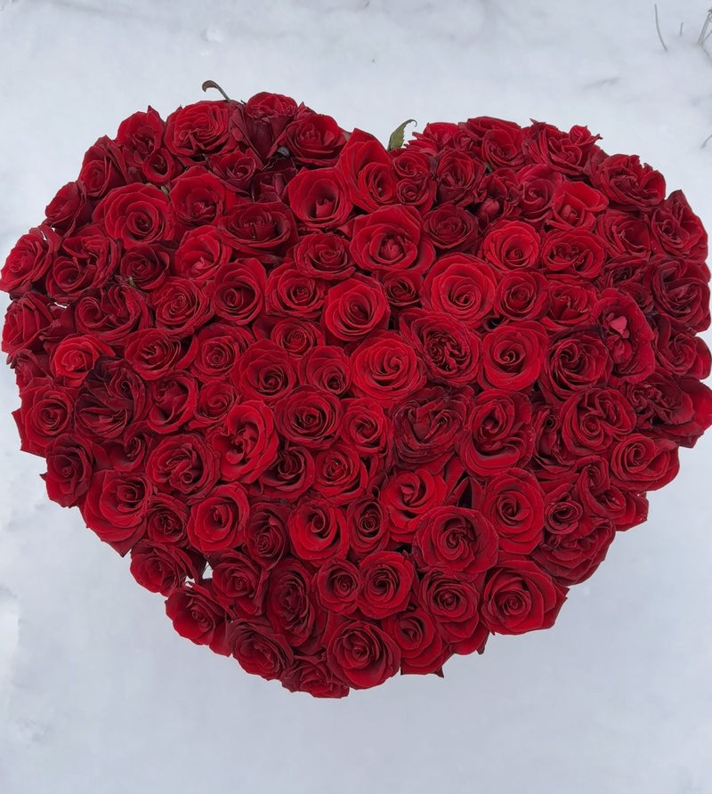 Коробка в формі серця з 101 червоної троянди.