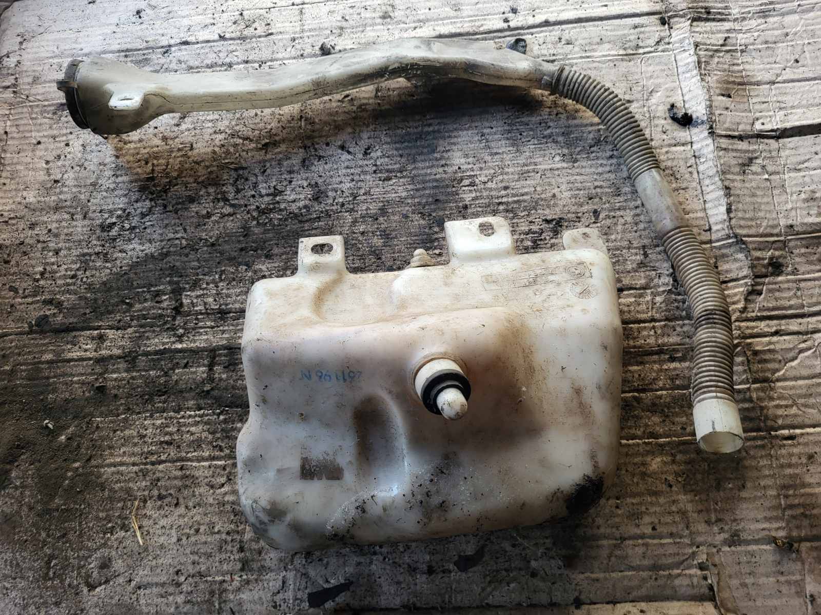 Бачок скло омивача BMW E39