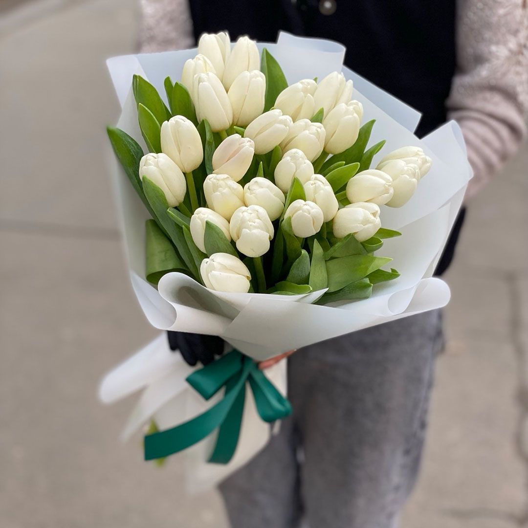 Букет з 25 білих тюльпанів