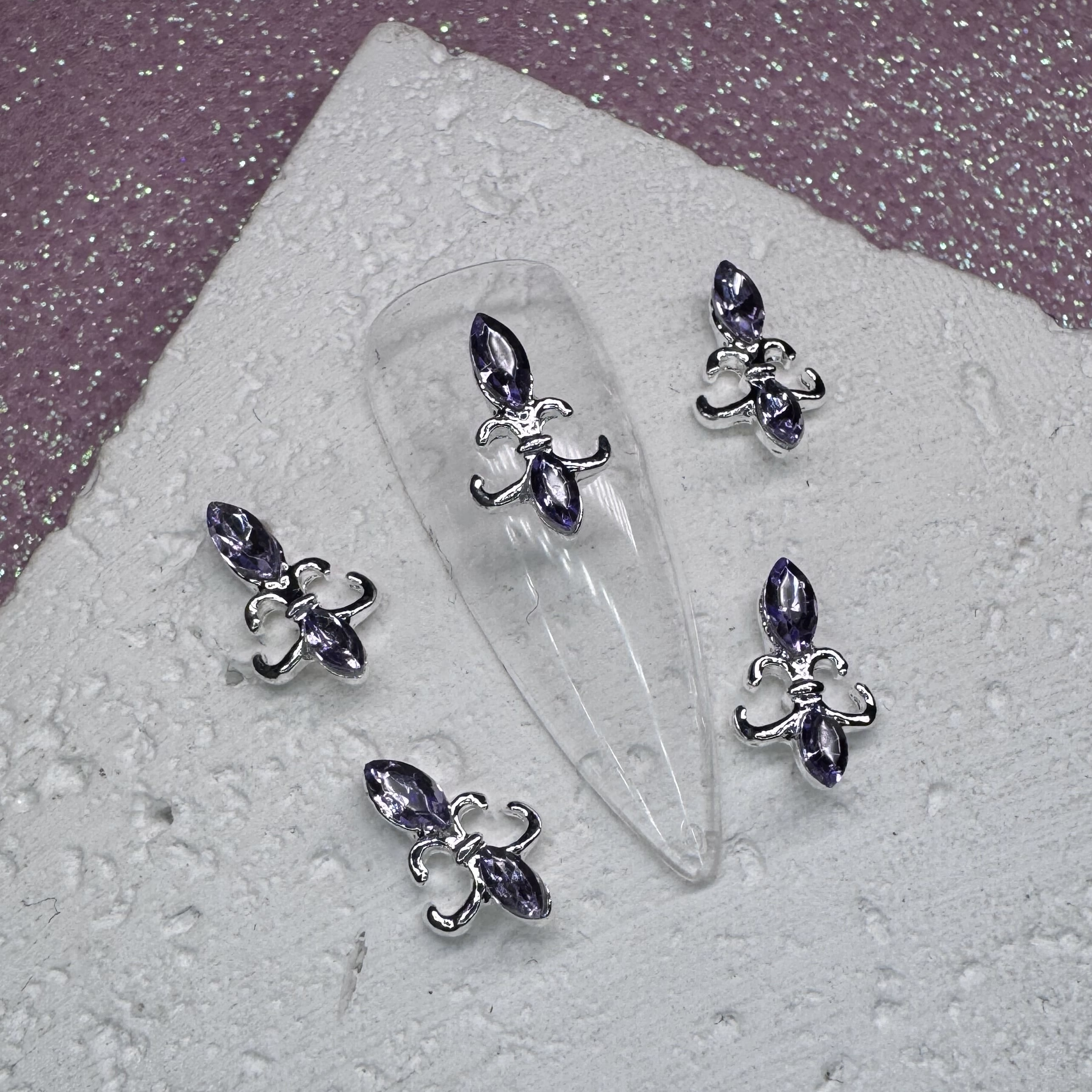 Фігурка для нігтів "Піка з камінчиками"