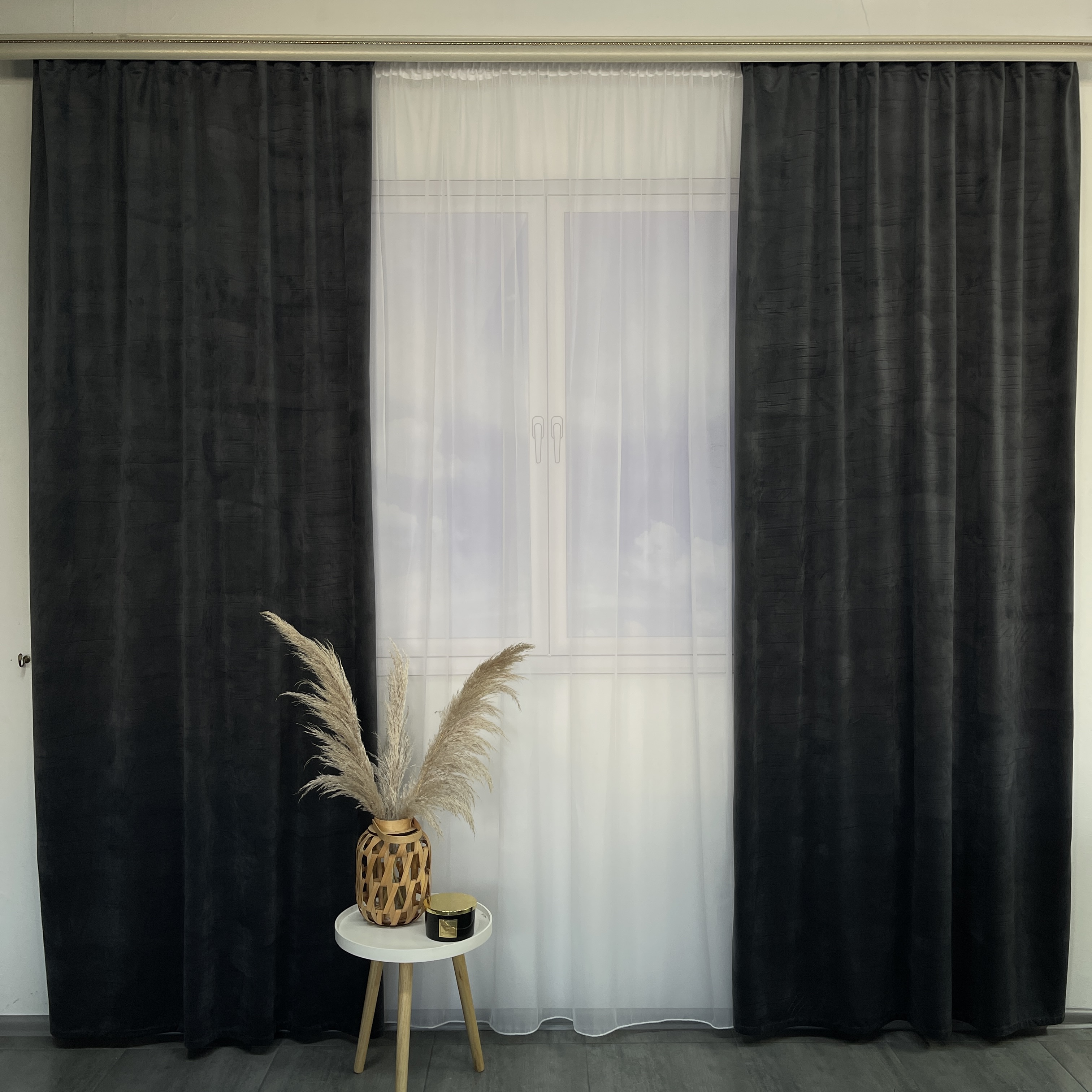 Оксамитові штори графітового кольору на тасьмі