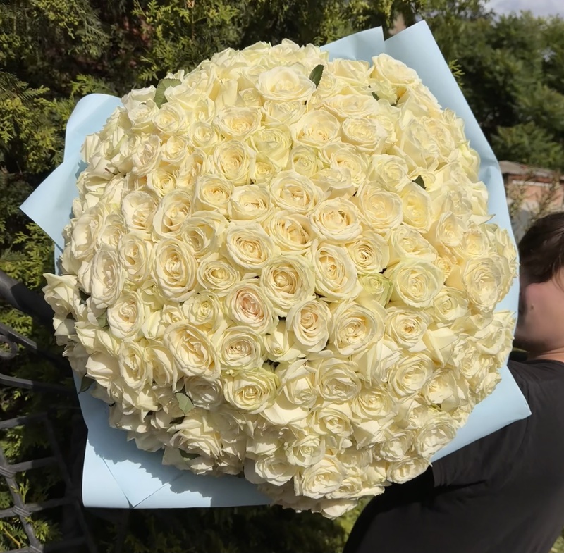 Букет з 151 білої троянди "Аваланч"